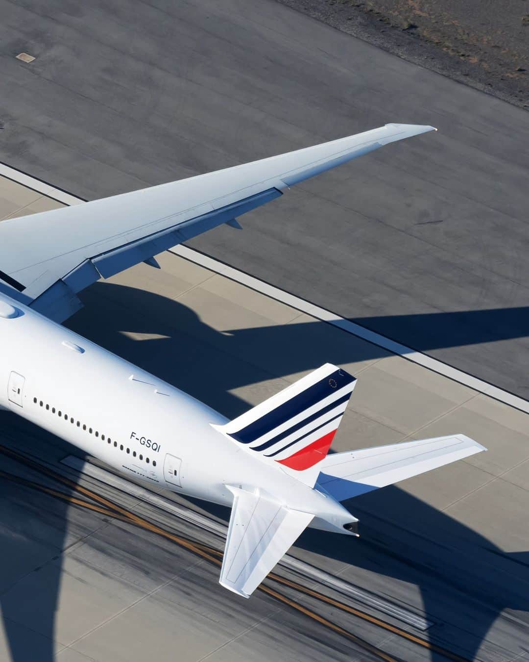 エールフランスさんのインスタグラム写真 - (エールフランスInstagram)「Seen from the sky, our 777 is so elegant ✈️  📸 @aerovincenzo  #airfrance #aviation #avgeek #b777 #losangeles」4月28日 20時00分 - airfrance