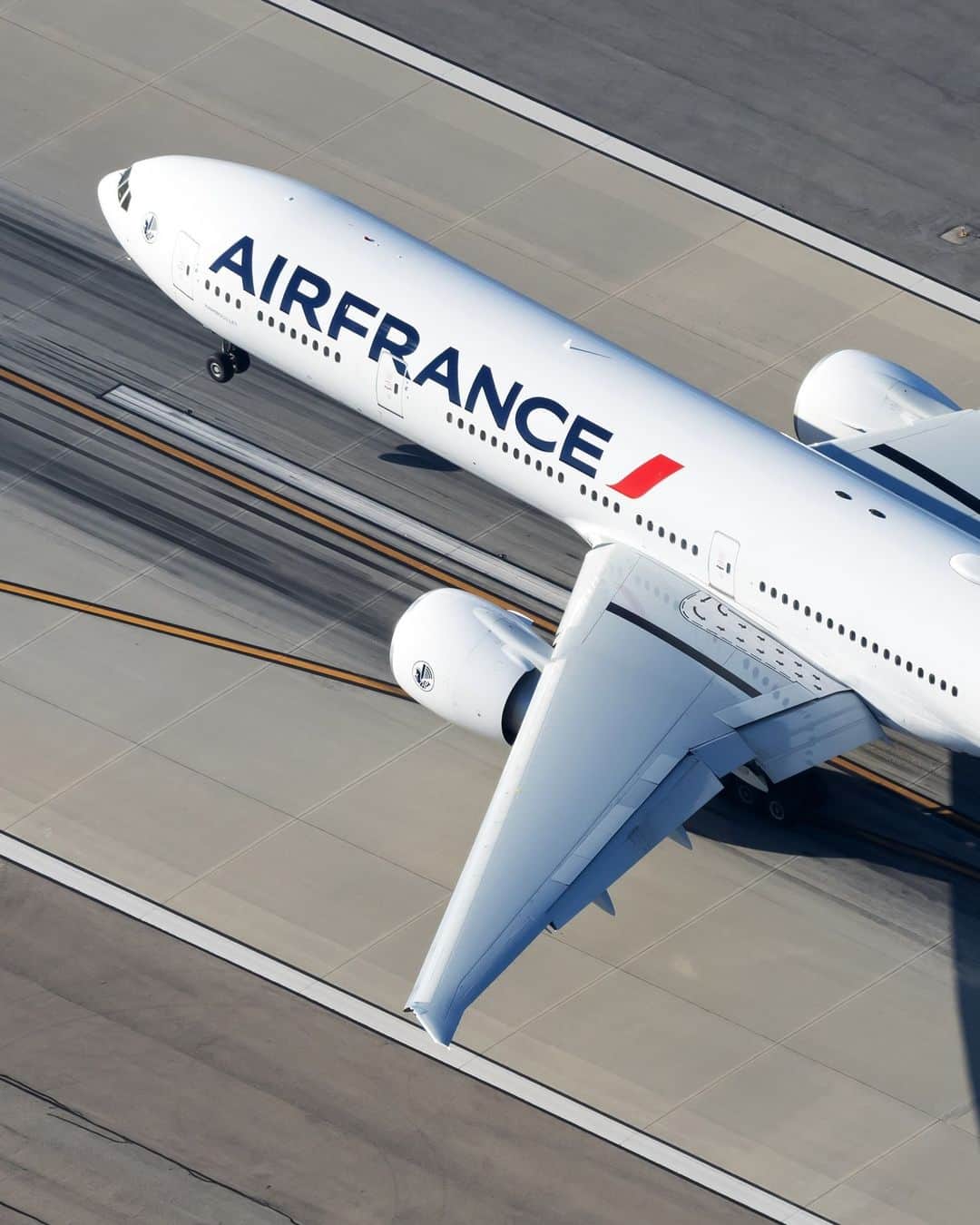 エールフランスのインスタグラム：「Seen from the sky, our 777 is so elegant ✈️  📸 @aerovincenzo  #airfrance #aviation #avgeek #b777 #losangeles」