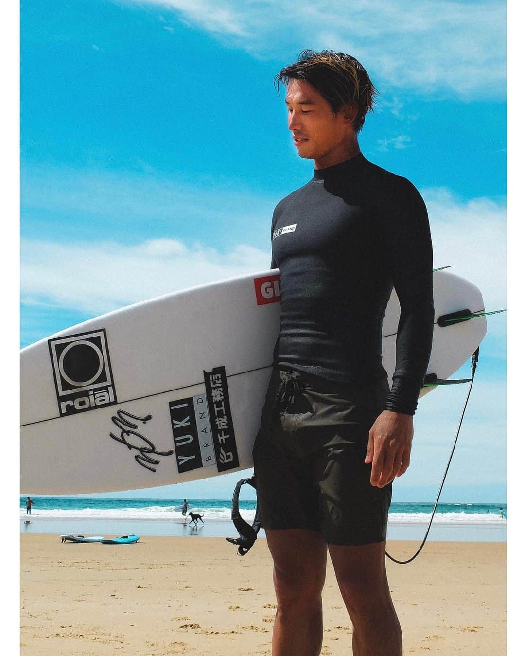 山中海輝のインスタグラム：「@manukahealth_jp 様のブランドページで合計4回にわたって自分のインタビュー記事を公開していただいております🗒  普段から愛用させていただいているのでこうして関わらせていただけた事に改めて感謝です✨ @kumi511976 ご紹介ありがとうございました！！  ▼インタビュー内容 Vol.1「プロサーファーとしての生き方」 Vol.2「カメラマンとしての生き方」 Vol.3「人生を生かす、なくてはならない存在とは」 Vol.4「移動し続ける人生において、お気に入りの場所とは」  また、期間中は自分が愛用させていただいているMGO400+/UMF13+（250g）が10%オフ！ さらにブランドサイトで購入していただいた方にサイン入りフォト作品とMGO400+/UMF13+（250g）セットで抽選で２名様にプレゼントさせていただきます。  ぜひこの機会にお試しください！  #マヌカヘルス　#マヌカハニー　#maunkahoney #manukahealth」