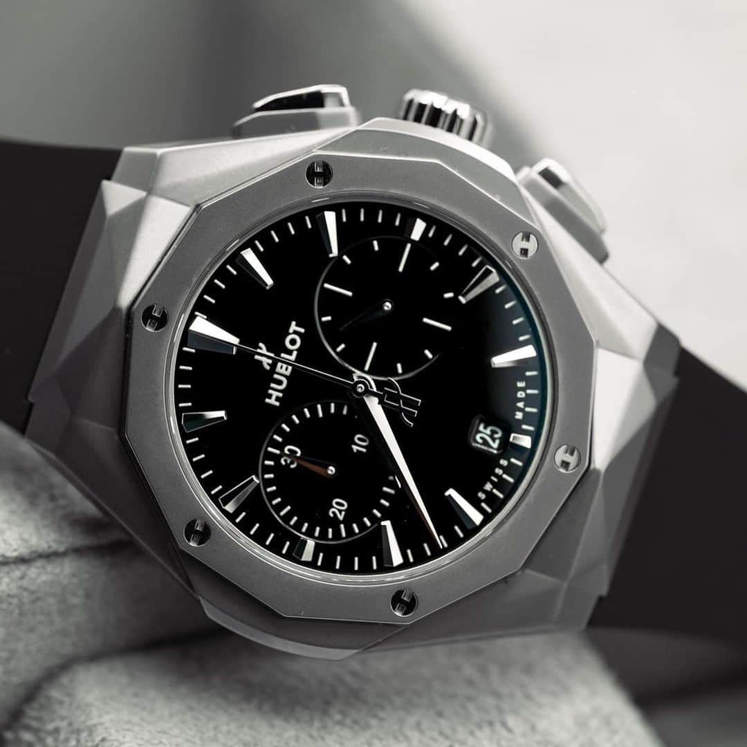 のインスタグラム：「The @hublot Classic Fusion chronograph Orlinski Titanium is a beautiful fusion of watchmaking and sculpture. With a 41mm microblasted and polished titanium case and rubber strap, water resistant to 50m, it is also very wearable. Only 500 will be made. #hublot #classicfusionorlinski」
