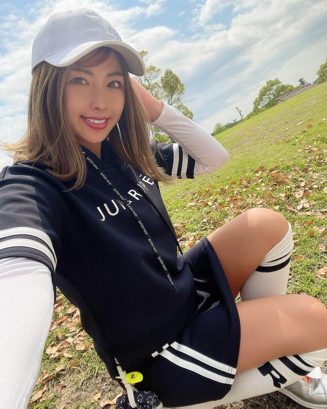 のインスタグラム：「ゴルフの季節だーー！ 春ゴルフ最高💓   @junandrope セットアップ楽ちんでよき！   #ゴルフコーデ  #ゴルフウェア  #ゴルフ女子  #ゴルフウェアレディース  #あおい夏海 #ゴルフ好き #ゴルフスイング  #ゴルフ場  #ゴルフ日和」