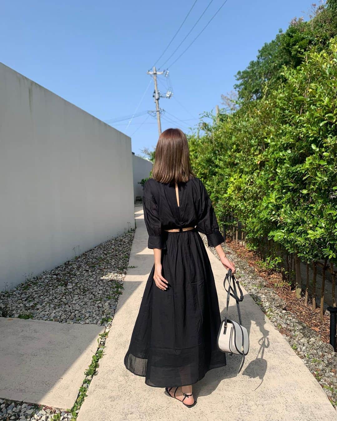 ITSUKIさんのインスタグラム写真 - (ITSUKIInstagram)「. バックスタイルがかわいい  @kbfofficial のワンピース♡ ボタンで開閉できるから気分で変えられるのも◎ 袖のボリューム感も程よく甘めでかわいいしウエストシェイプで細見えするのも助かる💘  #kbf #kbf_ootd #ワンピースコーデ #春ワンピース #バックオープン #バックオープンワンピース #ad」4月28日 19時56分 - itky75