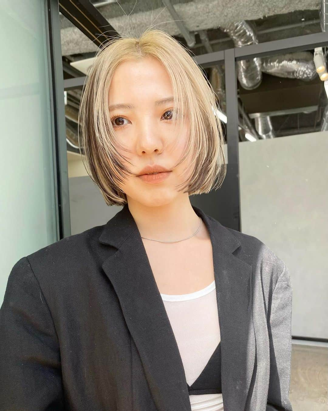 きぬがわひかるさんのインスタグラム写真 - (きぬがわひかるInstagram)「〝blond & black〟  swipe⇨  一色ハイトーンに飽きたお客様に ポイントでトーンダウンするdesignをオススメしております◎  beforeの状態やdesignによっては料金と時間は異なりますが雰囲気も出るしブリーチせずにできるのでオススメですよ🫱🏻‍🫲🏿  お任せでも似合うポイントに入れるので安心してください✔︎」4月28日 19時57分 - hikaru.kinugawa