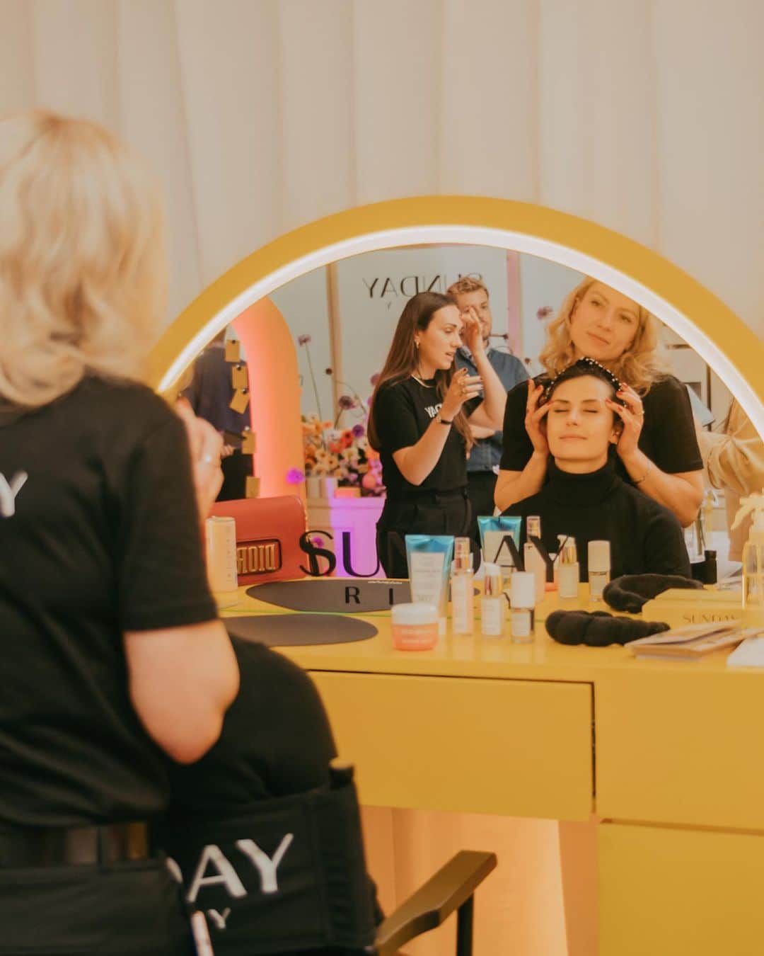 British Vogueさんのインスタグラム写真 - (British VogueInstagram)「This week, Vogue House welcomed beauty-lovers back for another instalment of #5DaysOfVogue Beauty. The Vogue team, together with professionals and celebrities, shared their beauty know-how and offered experiences with @Caudalie, @LauraMercier, @BioSculptureGelGB, @SundayRiley and @Chantecaille. Tackling subjects from sustainable beauty to building your own business, the conversations were equal parts informative and empowering. At the link in bio, see the snapshots from a week to remember.  Photographed by @LegacyByLexi.」4月28日 19時57分 - britishvogue