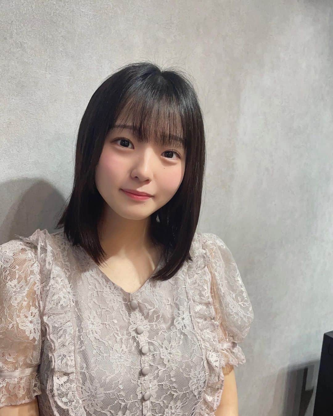 花咲ひよりのインスタグラム：「•  　　　 トリートメントしてきました、　　 　　 　　 インスタお久しぶりの投稿になっちゃっててすみません🥲またあげますね 　　  #アイドル #アイドル衣装 #アイドル前髪 #アイドルヘア #アイドルメイク #黒髪 #黒髪ボブ #黒髪ミディアム #黒髪女子 #ぼぶ#ボブ #ボブアレンジ  #トリートメント #ナチュラル #ストレートヘア」