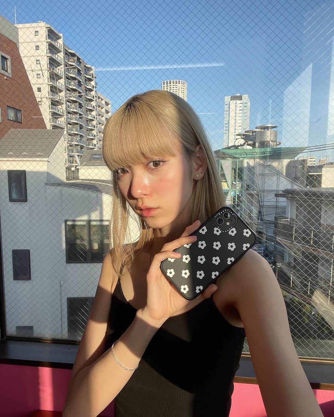 のインスタグラム：「@casetify_jp 🌼  お花いっぱいで可愛いらしい+モノトーンで大人っぽいのがすき‪‪☺︎‬かわちい  #大学生 #ノーマルカメラ #スマホケース #CASETiFY #showyourcolors #スマホショルダー」