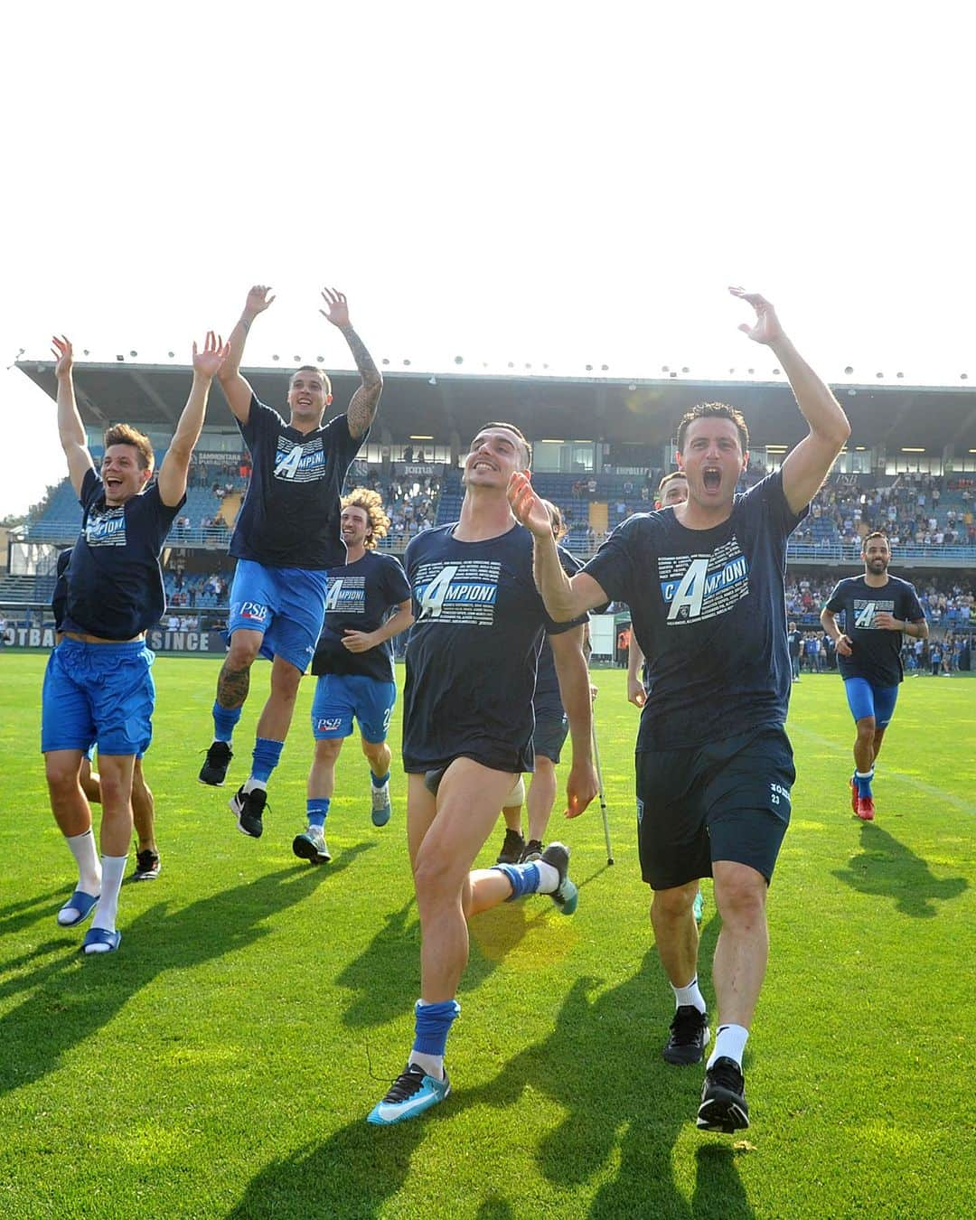 エンポリFCさんのインスタグラム写真 - (エンポリFCInstagram)「📸📸📸💙 #OnThisDay   28 aprile 2018, gli azzurri pareggiano al Castellani contro il Novara e conquistano la matematica promozione in #SerieA   #cAmpioni #LaTredicesimA #YesWeCan #YesWeDid」4月28日 20時01分 - empoli_fc_official