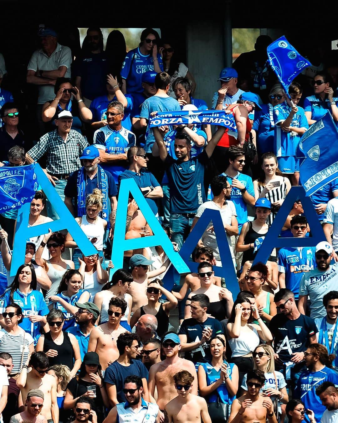 エンポリFCさんのインスタグラム写真 - (エンポリFCInstagram)「📸📸📸💙 #OnThisDay   28 aprile 2018, gli azzurri pareggiano al Castellani contro il Novara e conquistano la matematica promozione in #SerieA   #cAmpioni #LaTredicesimA #YesWeCan #YesWeDid」4月28日 20時01分 - empoli_fc_official