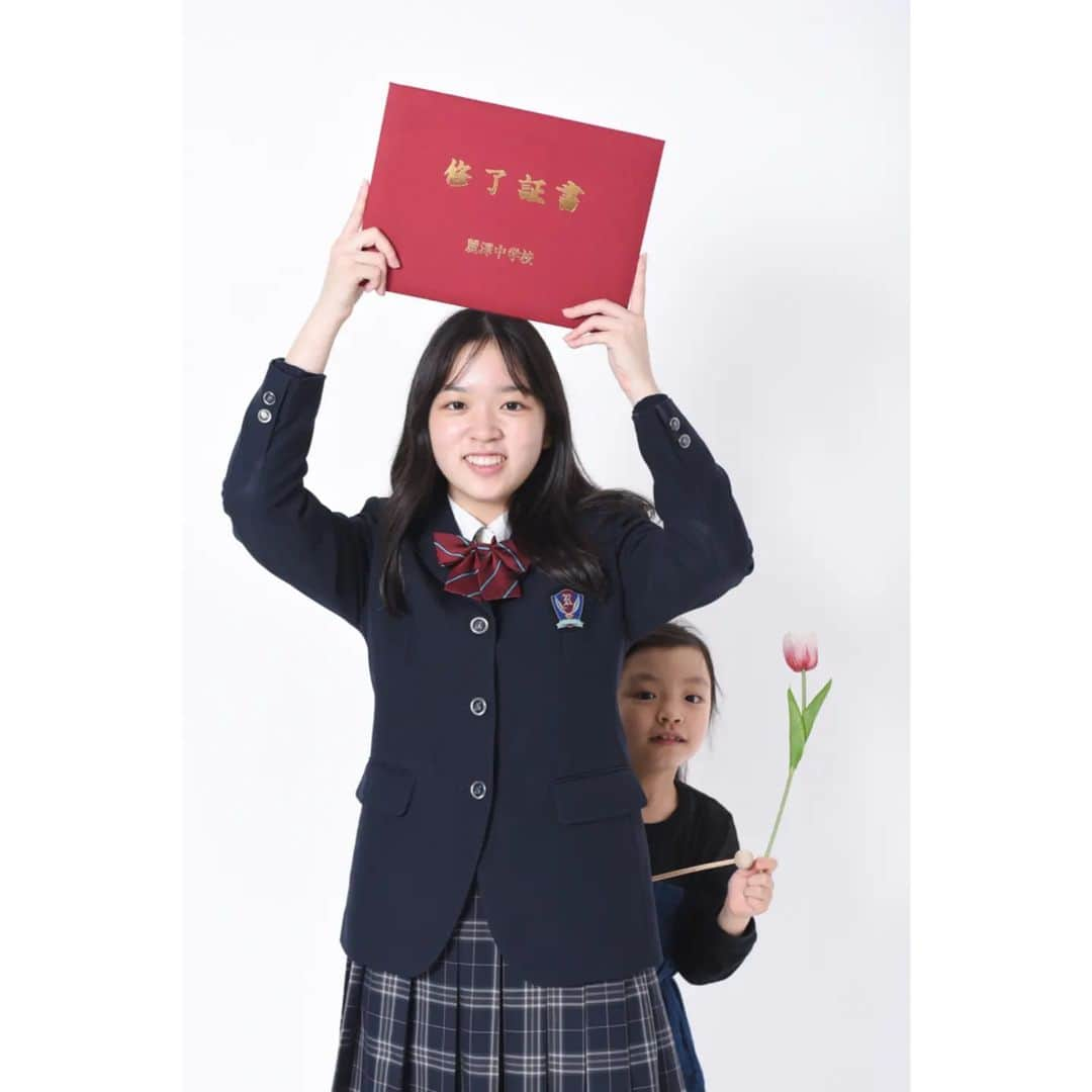 Photo Studio178のインスタグラム：「一番上のおねえちゃん🌸 高校入学おめでとう ございます☺️  4姉妹でもパチリ📷️  ✽.｡.:*・ ✽.｡.:* ・   楽しく思い出に残る 記念撮影を📷️ 　 【入学キャンペーン】中 です🌸 https://17hachi.com 　 #入学記念 #卒業記念 #入学準備  #入学 #卒園 #卒業 #撮影 #成長記録 #高校入学 #卒業証書  #卒業式 #制服 #姉妹 #4姉妹  #ポートレート #portrait  #記念撮影 #家族写真 #月島 #勝どき #豊洲  #中央区 #晴海⁣ #佃⁣ #江東区 #フォトスタジオ178」