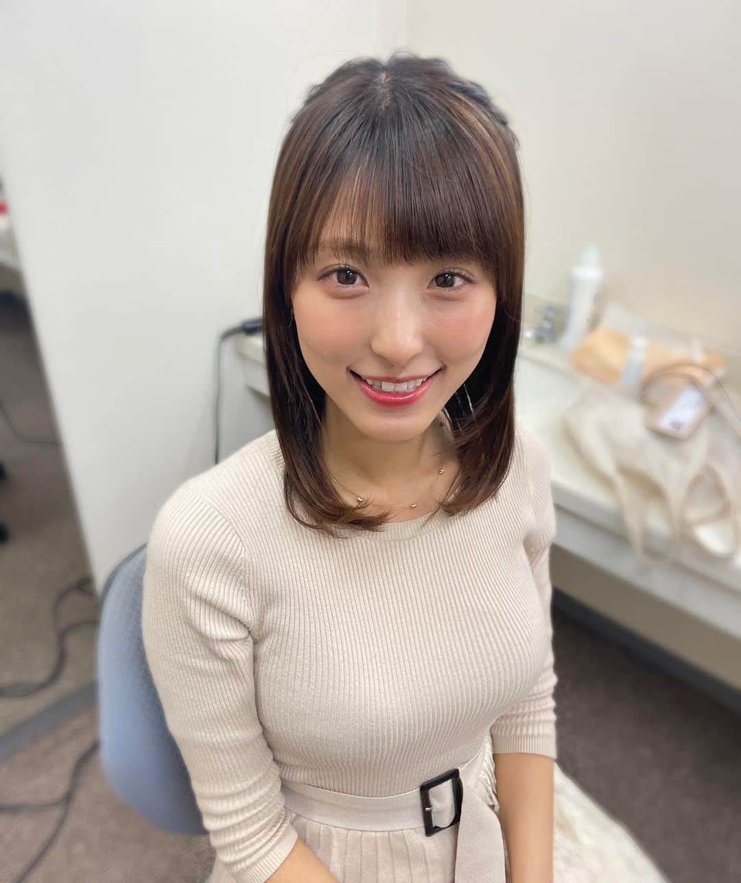 白木愛奈さんのインスタグラム写真 - (白木愛奈Instagram)「今週の日曜版、ありがとうございました✨  ゴールデンウィークのお天気を紹介しました。 やや変わりやすい空模様になりそうです☀️☁️☔️ 暑さにも注意が必要ですね。 最新の天気予報をチェックしてくださいね！  いよいよ明日からはじまる最大９連休のゴールデンウィーク。どこかに出かける方も多いんでしょうか？ とびっきり！しずおかの放送はお休みしませんよ〜😊  後ろが編んである可愛いハーフアップにしてもらいました(*^^*)  #とびっきりしずおか日曜版 #白木愛奈」4月28日 20時04分 - shiraki_mana