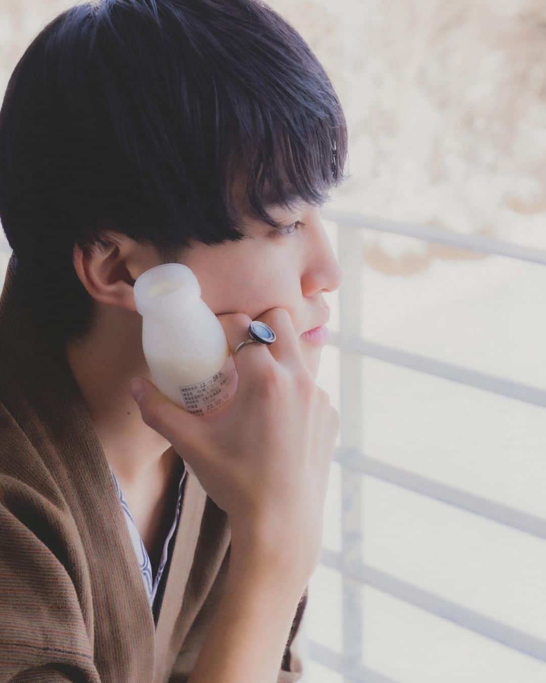 川崎槙吾のインスタグラム：「最近ちょっとだけピアスつけたい欲出てきたけど、似合う以前に絶対穴開けるのビビっちゃうんだよね…  ピアスありなし、どっちがいいと思う？  📸 @t_shina27   #浴衣 #浴衣男子 #浴衣デート #旅館 #北海道旅行 #北海道ホテル #ホテルステイ #kimono #kimonostyle #kimonofashion #yukata」
