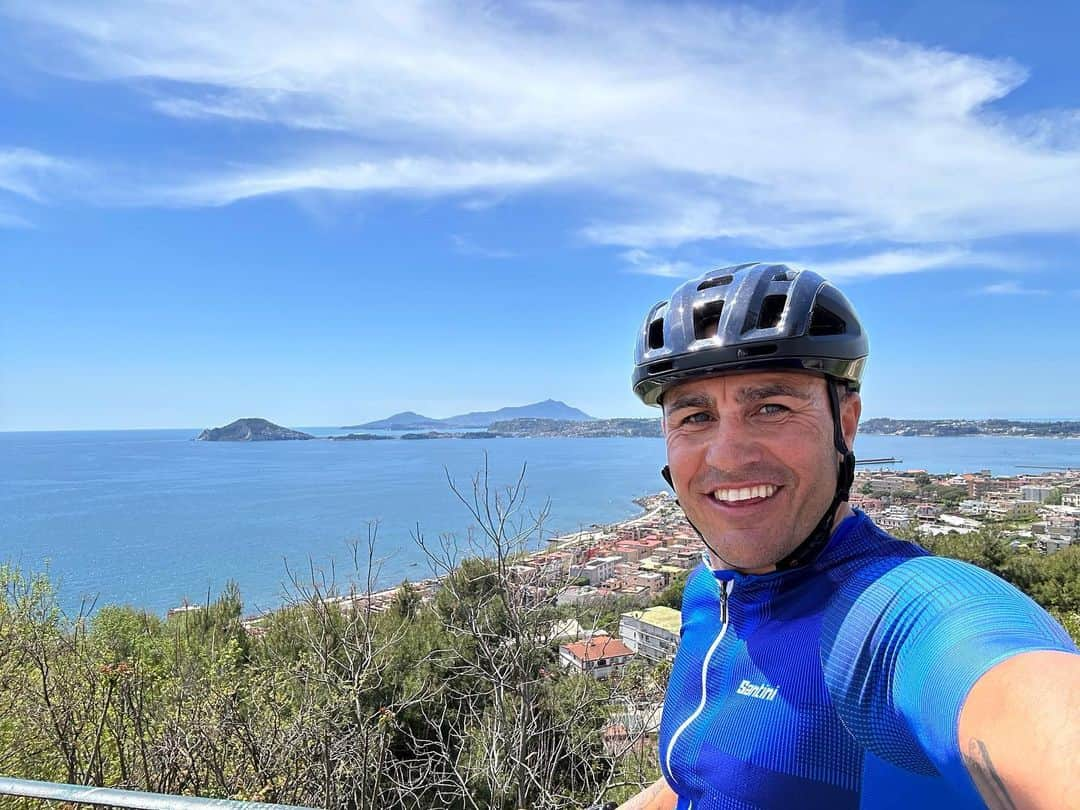 ファビオ・カンナヴァーロさんのインスタグラム写真 - (ファビオ・カンナヴァーロInstagram)「Vedi Napoli, poi muori….🚴🏻‍♂️☀️💪🏻😍💙」4月28日 20時06分 - fabiocannavaroofficial