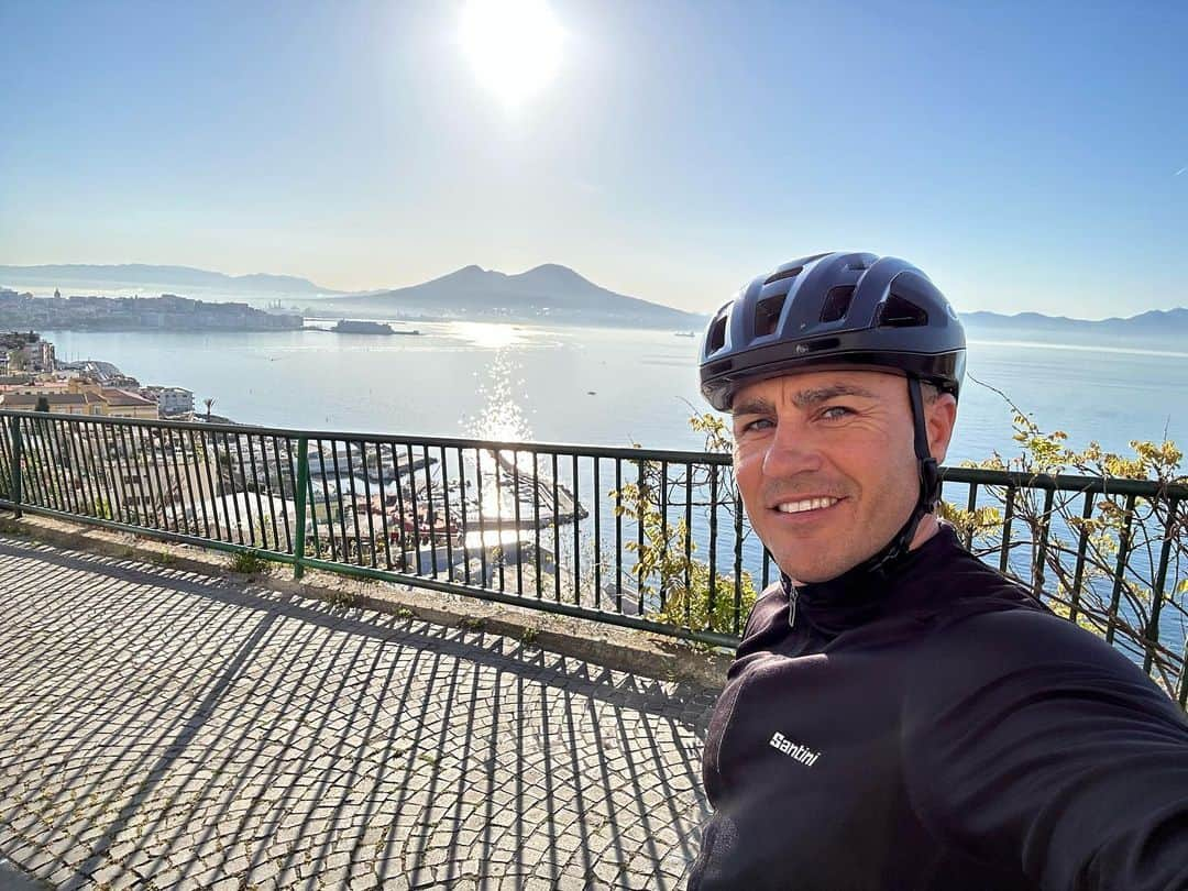 ファビオ・カンナヴァーロのインスタグラム：「Vedi Napoli, poi muori….🚴🏻‍♂️☀️💪🏻😍💙」