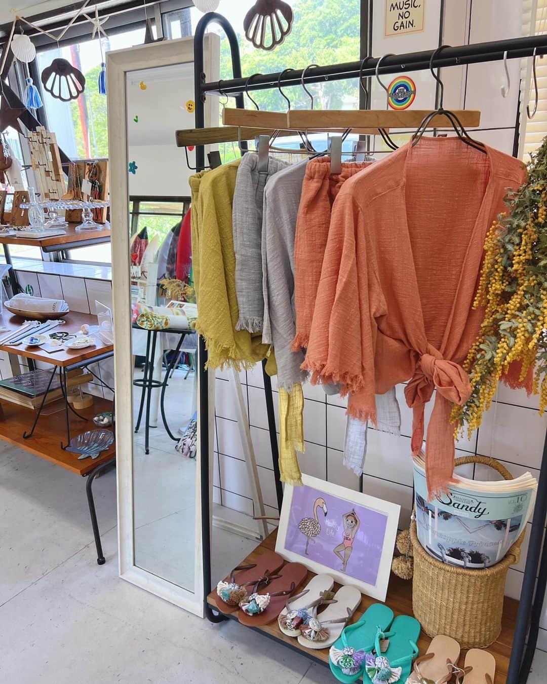 のインスタグラム：「おはようございます🌴 @ecob.tch_beachstyle  コットン羽織り&ミニフリンジショートパンツ🥥  単品づかいでパンツやスカートと合わせたり セットアップで着ても、 水着などの上にサラッと合わせても👙 ショートパンツは水着との相性抜群です♡  ecobitchさんのonlineでは 羽織りsoldoutになっている商品です☺️  #ecobitchbeachstyle #beachlife #beachvibes #pinkmafia #pinkmafiasmd #izu #shimoda」