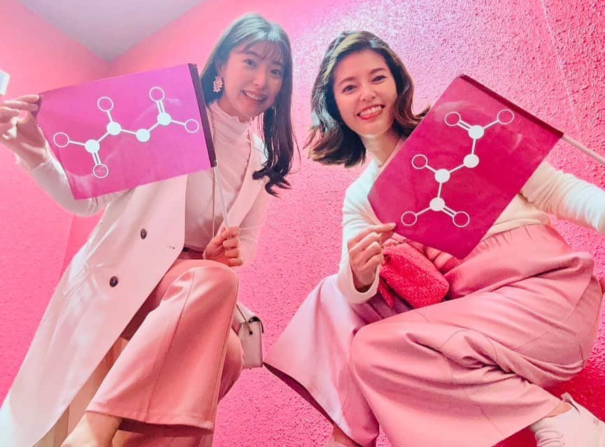 新倉瞳のインスタグラム：「Ringo-san Live with Aika-san  昨日は、ピンクおパンツが被った😹神田愛花さんと横浜馬車道沿いの生香園でお食事を楽しんだのちに、椎名林檎さんのライブへ！！(ライブのドレスコードは決してピンクではない)  人生初、神奈川県民ホールで旗を振ってきました😆🚩 いえーい  椎名さんの声色の多彩さとマリリンモンローボディを存分に魅せてくださりつつ熊手を頭に乗せちゃう粋なファッション、共演ミュージシャンの皆さまの洗練されたサポート、映像… ありとあらゆるメッセージが散りばめられた、椎名さんの世界が華やいだ唯一無二のshowでした。  バッハを弾いていても諸行無常 でもブレず変わらないことがあることもまた人生の可笑しさ美しさよ。  色々考えさせられました✨  そしてお久しぶりの愛花さんは変わらず輝かしくてハッピーオーラ😆 頭がよくて感性豊かな愛花さん。 貴重なお話しもたくさん聞けた楽しい時間でした。  ポットから出てくる女神さまみたい🧞‍♀️🫖💕 と思ったらポット夫人と混ざってポット魔神って言っちゃったｺﾞﾒﾝﾅｻｲ」