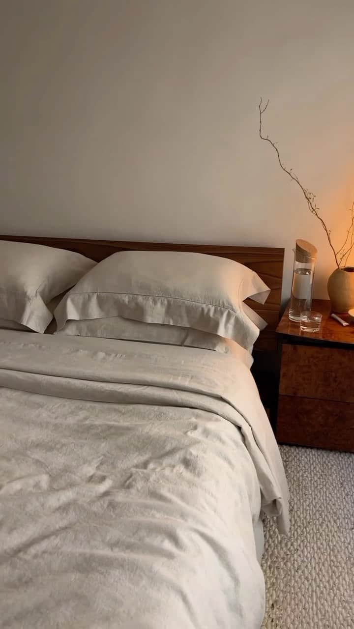 Banana Republic のインスタグラム：「A relaxing moment with the new Washed Linen Cotton bedding from #BRHome.」