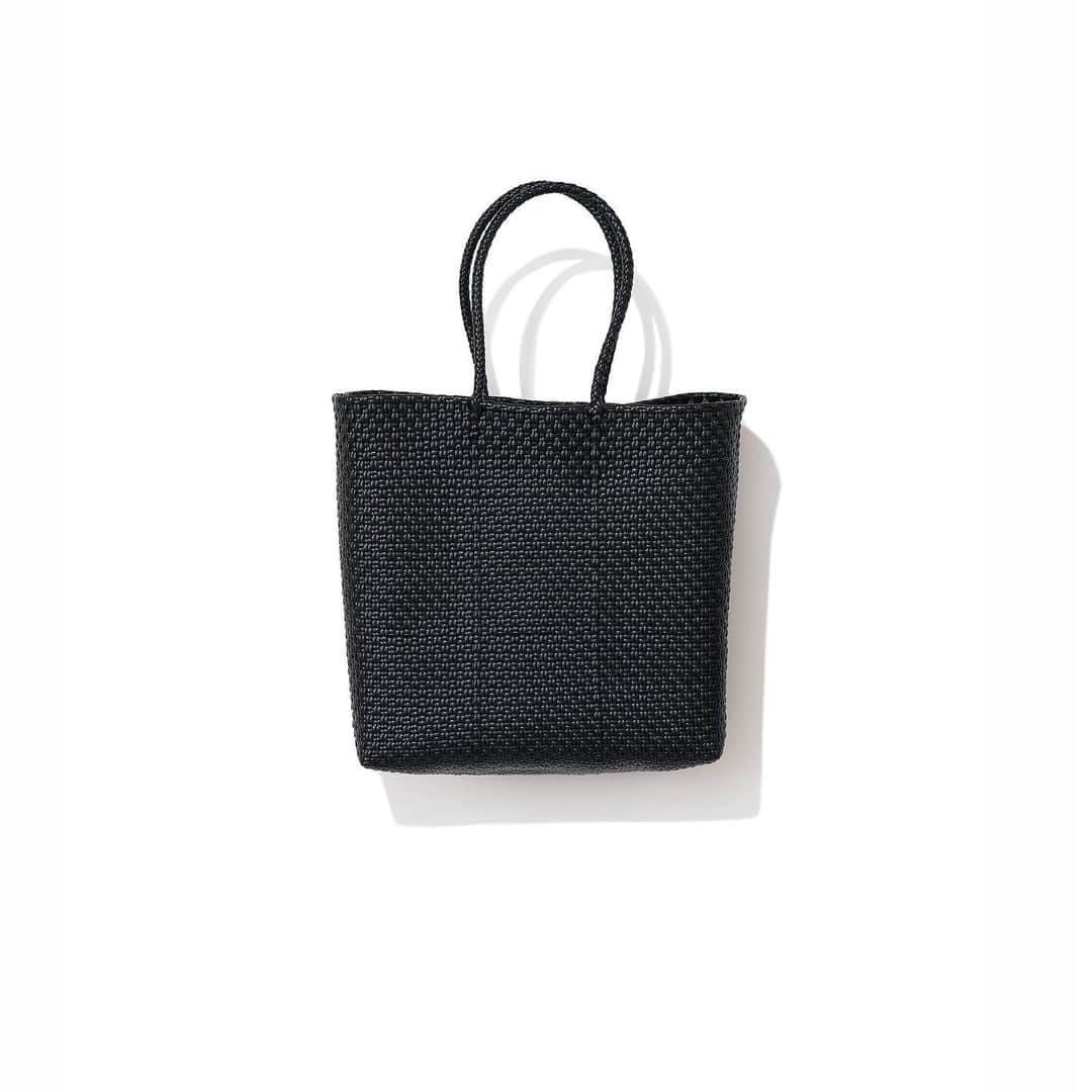 のインスタグラム：「・ New♦️Arrival ・ ・ ◆ BALI WERKSTÄTTE バリ ワークスタット ／プラスチックバスケット（black) ・ BALI WERKSTATTEは、インドネシア・バリ在住の女性が立ち上げたバッグブランド。 製品のほとんどに天然素材、再生プラスチックを使用し、バリの伝統的なハンドクラフト技術にモダンな要素を融合したコレクションを展開しています。こちらも、サステナブルな素材、再生ブラスチックを使用し環境に配慮して作れらたバスケット。職人が一つ一つハンドメイドで細やかに丁寧に編みげた丈夫で実用的なアイテム。 大き目のサイズ感でしっかりマチもあり、開口部は留め具も何も付いていないオープンタイプで出し入れしやすく使い勝手も抜群。 シンプルで上品なオールブラックでご用意しました。 ・ #kkcloset #kkshop #菊池京子 #kyokokikuch #coordinate #code #ootd #outfit #kotd #follow #カジュアル #style #スタイル #fashion #ファッション #happy #black #プラスチック　#バスケット　#トートバッグ　#simple #bag #サスティナブル」