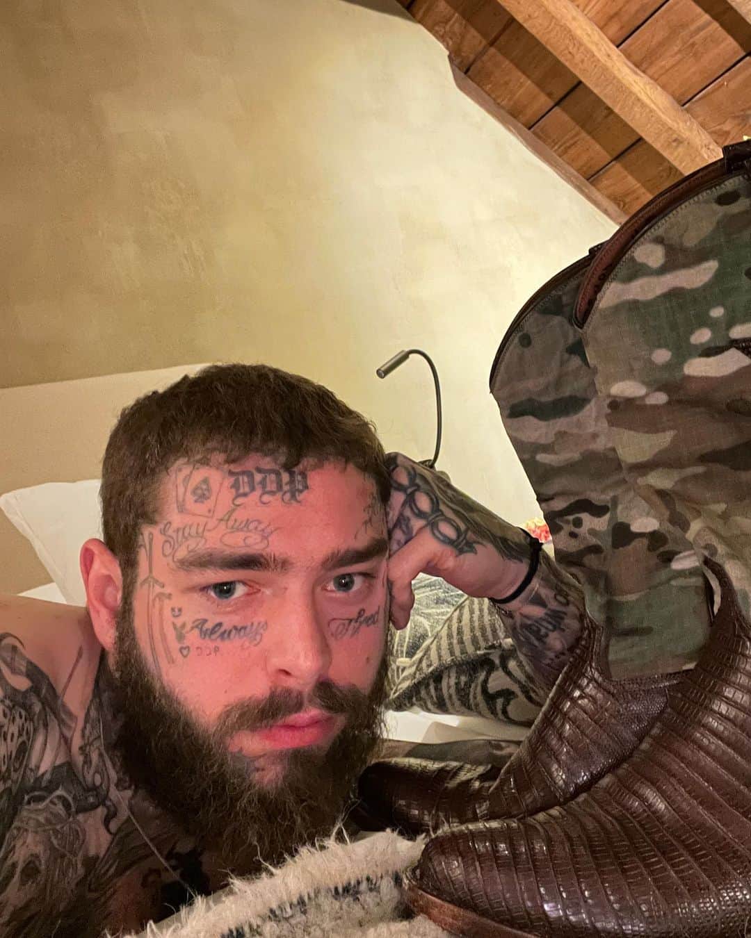 ポスト・マローンのインスタグラム：「4/28/2023, Antwerp Belgium! hello everybody, i hope you’re having a great night. i wanted to say that i’m not doing drugs, i’ve had a lot of people ask me about my weight loss and i’d suppose, performance on stage. i’m having a lot of fun performing, and have never felt healthier. i guess dad life kicked in and i decided to kick soda, and start eating better so i can be around for a long time for this little angel. next up is smokes and brews, but i like to consider myself a patient man… lol! i’ve spent a bit in the studio lately working on new music, and am so excited to share it with you, thank you for your patience and support y’all. you make my heart beat. i just wanted to say hi, and hopefully i’ll be posting more on here, my brain is in a super dope place, and i’m the happiest i’ve been in a long time. if you’re having a hard time or need some love, i can say that you’re loved more than you know, and keep fucking crushing it. goodnight nerds😤spread love and rock on🥾🥾🥾」