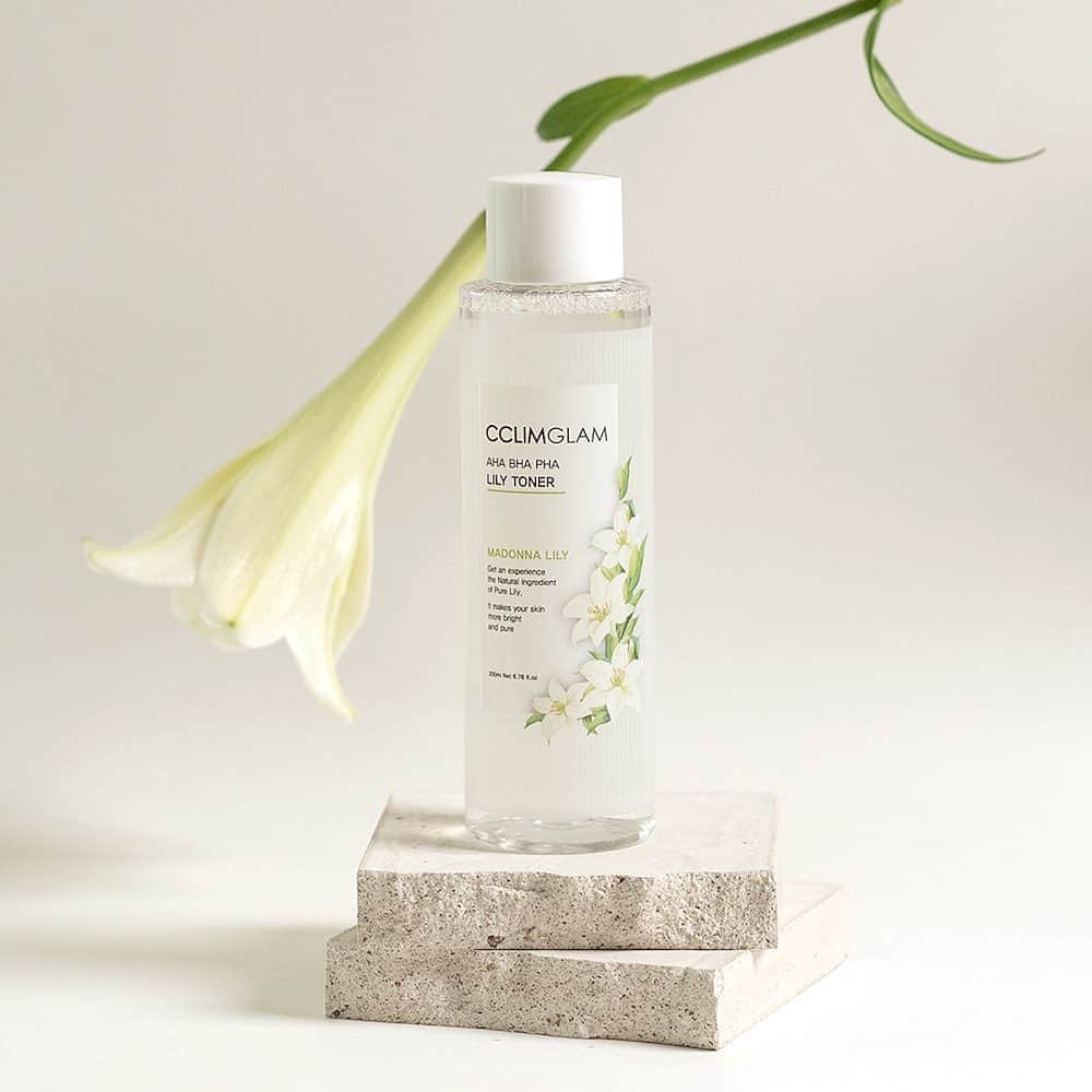 道端アンジェリカのインスタグラム：「本日18時よりCCLIMGLAMからリリーシリーズが販売されます🍃✨  【CCLIMGLAM AHA BHA PHA LILY TONER】    肌にたまった汚れや皮脂をケアし、 乾燥した肌に最適な油水分バランスを維持する化粧水💧 アミノ酸とビタミンが豊富なマドンナリリー花水が肌のキメを整え、AHA,BHA,PHA成分が肌を刺激しないように毎日角質ケアをしてくれます🍃  肌の悩みをふき取る美肌4STEP✨ ✓肌にやさしいデイリー角質ケア  ✓肌が浄化させるような使い心地  ✓ハリ&美肌二重機能ケア  ✓低刺激な処方     ■POINT1 精製水の代わりにマドンナリリー花水を78%配合🍃 ビタミンとアミノ酸が豊富で肌のキメや気温、紫外線などによる揺らぎを整え、 多様なストレスから肌を保護します。  ■POINT2 うるおいのある肌のためにこだわった配合成分🍃 乾燥などによって敏感になった肌をリラックスさせてくれるティーツリー葉油と水分たっぷりの肌のためにブレンドした5種類のオイル。べたつかずにしっかり水分を補給します✨ *オリーブ果実油、ティーツリー葉油、ローズマリー葉油、オウシュウヨモギ油、ラベンダー油、ニオイテンジクアオイ 花油 (いずれも整肌成分 )  ■POINT3 乾燥などにより浮いて古くなった角質のケア🍃 マイルドな角質ケア成分であるAHA、BHA、PHAで、角質層のすみずみまで しっかりケアしてこそ、成分が行きわたり、繰り返される肌トラブルや乾燥など による古い角質の浮き上がりから抜け出すことができます。  ■POINT4 マイルドな処方  ■POINT5 肌ストレス減らしたpH5.5弱酸性フォーミュラ🍃 健康な肌の油水分バランスのためにph5.5前後を維持。  ■POINT6 健康に明るくなるための二重機能性スキンケア🍃 ナイアシンアミド、アデノシンを配合で 肌にハリを与え美肌に導きます。  【HOW TO USE】 1コットンに適量とってふき取り化粧水として 肌のキメに沿って軽くふき取ってください。 ふき取った後、コットンをもう一度表面に浸すとキメ整え保湿まで一度に!◎ 2手にとってやさしく叩く 適量を手とり、肌のキメに沿って軽くたたいてなじませます。 肌のコンディションによって何度も重ね塗りが可能です。 軽いウォーターテクスチャーで、 洗顔後も清涼感とさわやかな仕上がりに。」