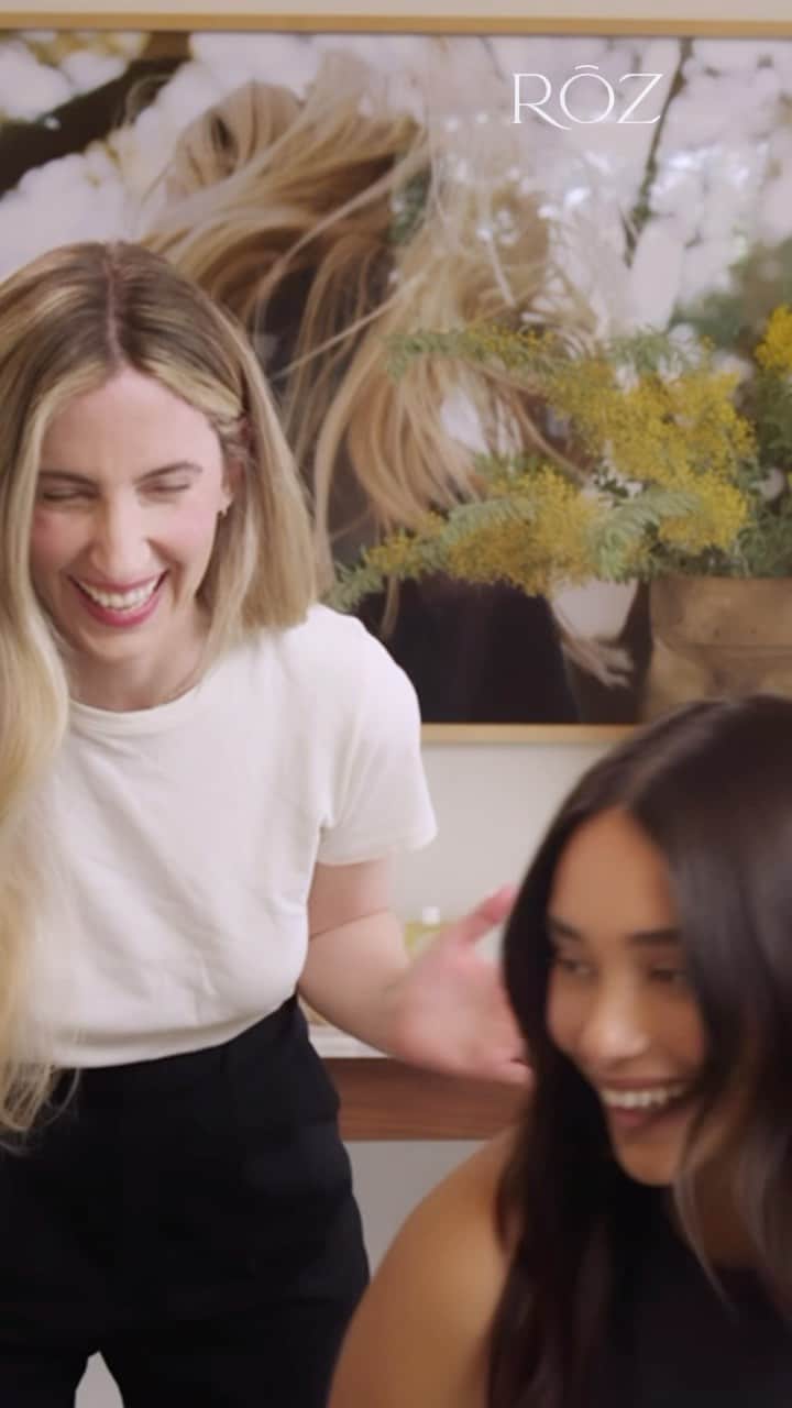 マラ・ロザックのインスタグラム：「🛀🏻I am often asked what the best shampoo is by my clients…. So I MADE IT! @rozhair  ps. there is plenty more where this vid came from 🤣 If you like what you see….stay tuned.」