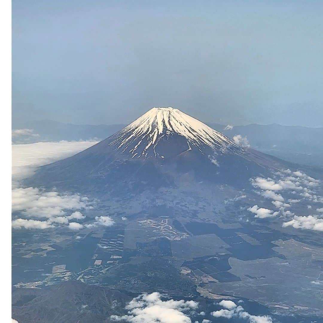 津田大介のインスタグラム：「今日から一泊二日の弾丸沖縄出張。飛行機から久々に見えました。」