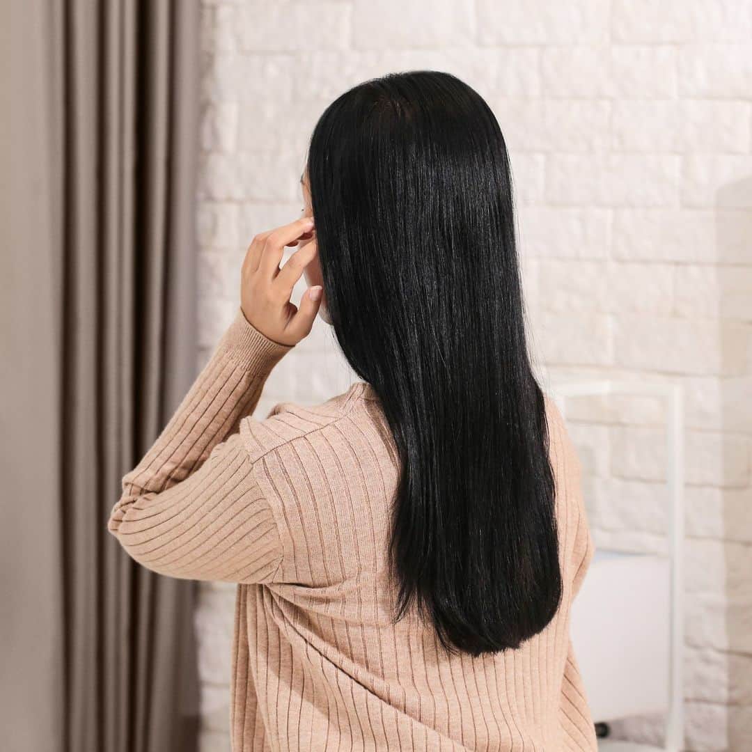 ヘア レシピのインスタグラム：「日本人の髪は欧米人に比べ約1.5倍ほど太く、キューティクルも厚くて硬いため、有用成分が浸透しにくいと言われています💁‍♀️ そんな日本人の髪にぴったりなのが米ぬかオイル🌾  浸透力が非常に高く、髪の内側までしっかり浸透します🌫️ さらに、外的ストレスからも髪を守って、自然なツヤを引き出し美しい髪を叶えます✨  #和の実 #ヘアレシピ #ヘアケア #お米のチカラ #シャンプー #ツヤ髪 #ヘアマスク」