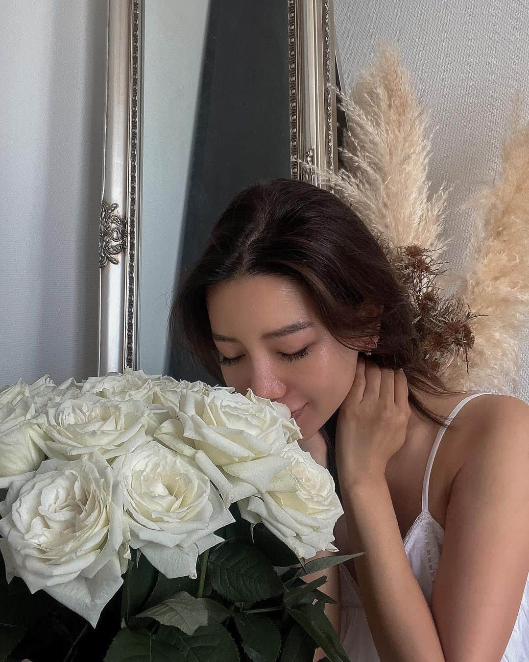 Kanna♡Ivyさんのインスタグラム写真 - (Kanna♡IvyInstagram)「早安 幸福的味道💐🤍 你們知道白薔薇的花語是什麼嗎？」4月28日 11時20分 - kkkkkkanna
