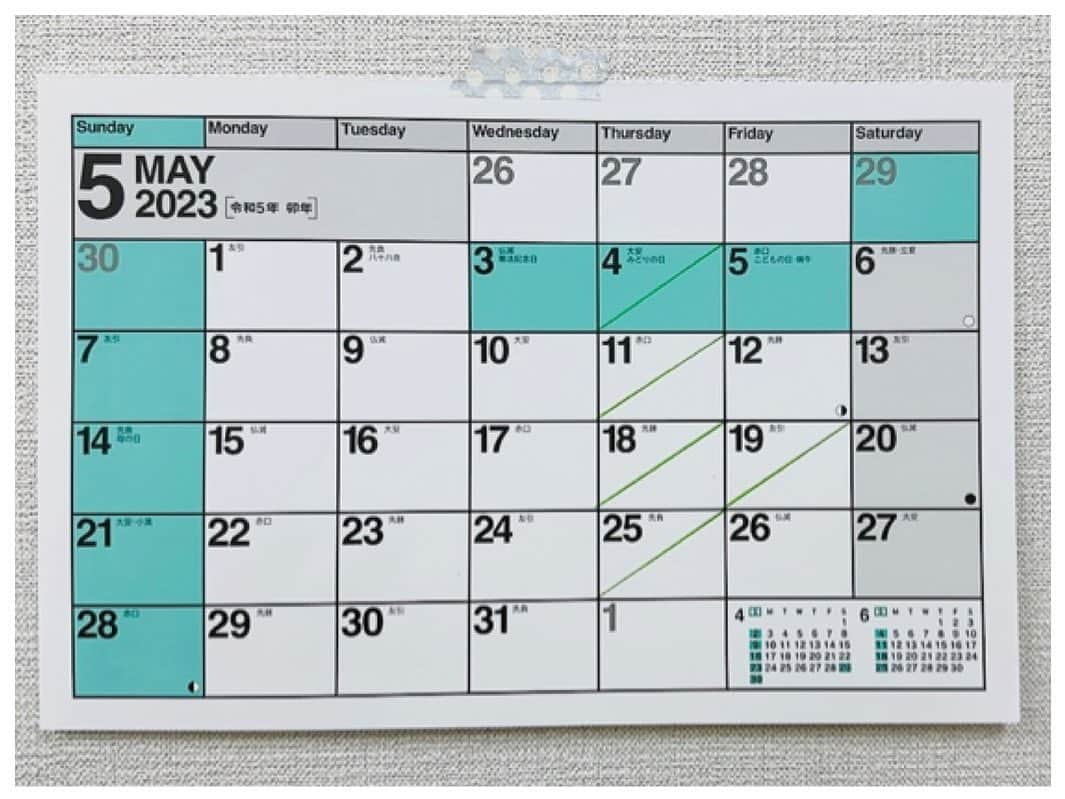 院長ヨモギダのインスタグラム：「2023.04.28.(金) ☘ ̖́- 【5月】のお休みは、 4. 11. 18. 19. 25. になります。  🗓 【5月】のご予約可能枠 月末の残り極わずかとなりました 🙇🏻🙇‍♀️  キャンセル等ありましたら、ストーリーでお知らせ致します 🗓 【6月】のご予約も受付中です🌿‬ . . . . 📍ご予約の際のお願い📍 ⚠️ご予約の変更などは 【ご予約日の2日前の16時までに   必ずお電話で】お願い致します。 . ⚠️DM、メール連絡は重複を防ぐ為お受けしておりません。 又、18時以降や営業時間外、休業日も対応できません。 何卒よろしくお願い致します。 . . . .  #渋谷スポンジ  #美容鍼 #鍼灸 #マッサージ  #痩身 #ヘッドスパ #筋膜リリース 東京都渋谷区松濤1-28-6 麻生ビル2F☏‭0367127598‬ 定休日🌱木曜日 🌸ご予約はHP又はお電話(18時迄) ‭www.shibuya-sponge.com‬ . .  🐕✨1ヶ月以内リピート常時500円OFF❗ 🐕✨初回の方にプチギフト進呈🎁 🐕✨Instagramフォロワー様に美容シートパックプレゼント🎁 . . . #美容鍼灸 #小顔矯正 #ツヤ肌 #シミ改善 #顔のくすみ #ダイエット鍼 #腰痛 #肩こり #むくみ解消 #フェイスライン #顔のたるみ #アンチエイジング  #リフトアップ効果 #偏頭痛  #骨盤調整 #姿勢改善 #猫背 #巻き肩 #アトピー性皮膚炎 #マスク肌荒れ #スマホ首 #目の下のクマ」