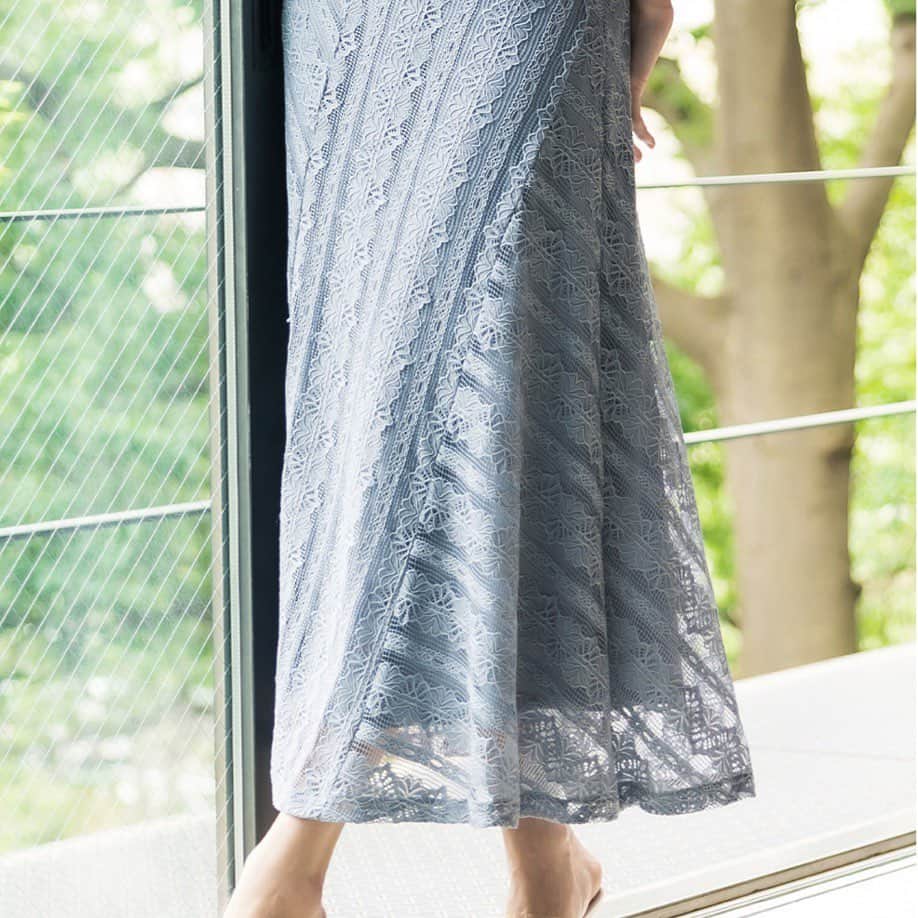 デュラスアンビエントのインスタグラム：「#ジャージーレースフレアマキシワンピース <White, Light blue, Black>  伸縮性の高いジャージーレースを使用することで、レース特有の上品さを優しく脱力し、サラッとデイリーにご着用いただけるリラクシーな大人のレースワンピース。  捻りを効かせた縦・横・斜めのレースデザインが、他と差がつくAMBIENTらしい逸品。  身体のラインに沿いつつも、裾に向かって広がるシルエットで程よいラフさを演出。  レースの透け感を計算した浅めのボートネックが、大人にちょうど良い肌分量を叶えます。  💡【全ワンピース対象 ¥2,000OFFクーポン】キャンペーン開催中！ ※5/12(金)23:59まで  お得にGETできるこの機会に是非チェックしてみて✨  ＿＿＿＿＿＿＿＿＿＿＿ ✔︎ @ambient_styling #AMBIENT #ambient_official #ambientstyle #アンビエント #23SS」