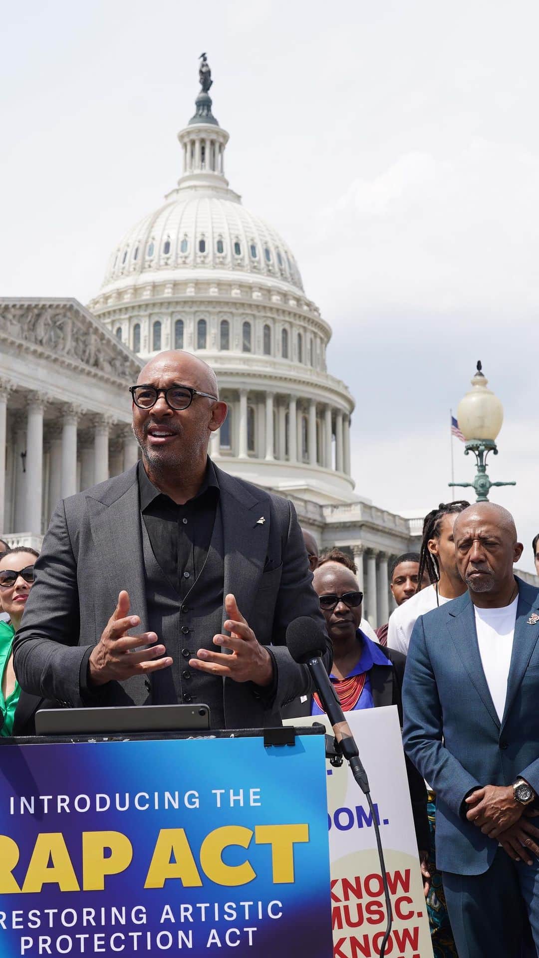 のインスタグラム：「While we pushed for support on a number of issues that will protect music makers on #GRAMMYsOnTheHill Advocacy Day today, one issue in particular — freedom of expression — was the primary focus for the day.  👏 Following yesterday’s GRAMMYs on the Hill Awards, Recording Academy leaders and members joined @RepHankJohnson and Rep. Jamaal Bowman (@RepBowman) in Capitol Hill to announce the reintroduction of the Restoring Artistic Protection (RAP) Act.」