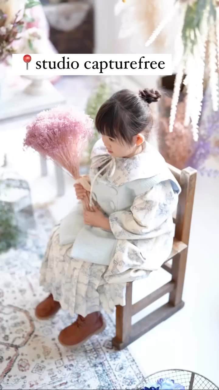 鈴木優美 のインスタグラム：「神戸蘭子 @ranran0414 さん手がけるフォトスタジオ @studio_capturefree のオープニングパーティーへ娘と参加してきました🎉💕 蘭子さんらしさが詰まったアットホームで明るく優しい、お洒落で可愛いスタジオ😍 緊張して固まっていた娘もあっという間にプロのおかげで笑顔に✨ スタッフさんの子どもを夢中に笑顔を引き出す術がとにかくすごかったです❤️‍🔥 ベビー服ブランド @baskinfolks も素敵なアイテムばかり💕 娘着用のこのお衣装、蘭子さんデザインなんです👘 撥水加工のエプロンもトップスのように着用可能でとても可愛かったので娘にもギフトにも❣️ . 結婚出産前にはよくゴルフも行かせていただき、蘭子さんのハワイの結婚式も、とっても懐かしい思い出ばかり✨ スタジオでの撮影にお誘いいただくもなかなかお会いできず、今回やっとお会いできました🙇‍♀️💕 娘も赤ちゃんの頃に一度お会いできてから早3年？ あっという間すぎて泣けます。。 @naoco_hi さんもお会いできるの直前に分かり嬉しかった🥰 改めてオープンおめでとうございます❤️‍🔥 . . . . . . . . . #studio #studio_capturefree #四ツ谷 #フォトスタジオ #フォトスタジオ東京 #ファミリーフォト #ファミリーフォト撮影」