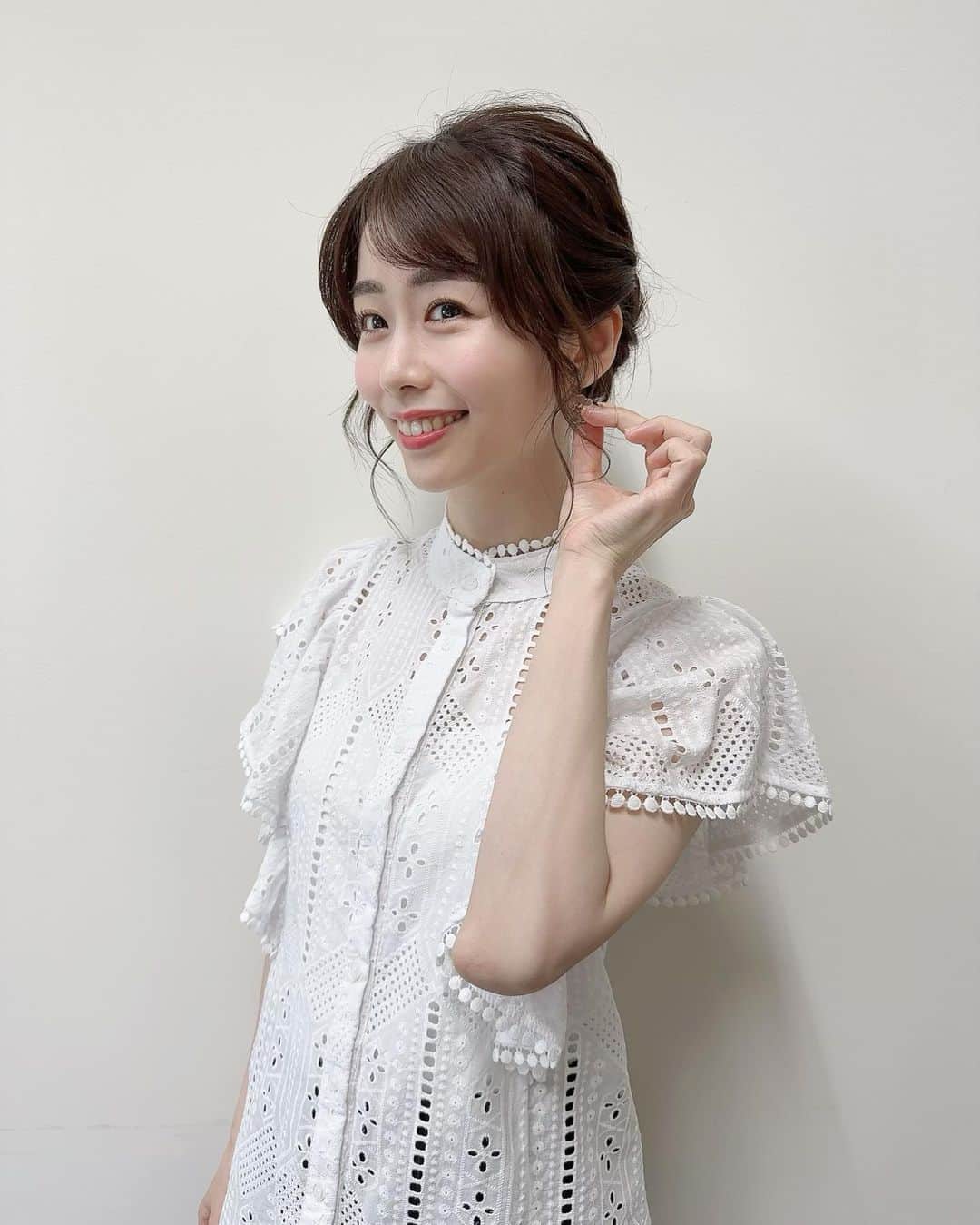 伊藤京子のインスタグラム：「. 先日の番組衣装です🤍 白レース可愛かったな💕 髪は久しぶりにアップにして頂きました🥰 . .」