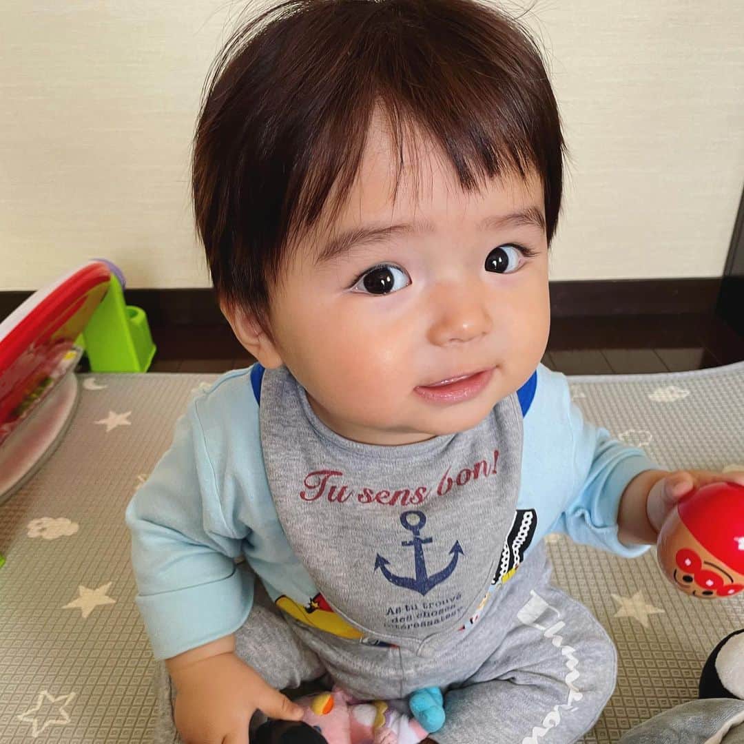 C’kのインスタグラム：「もうすぐで生後11カ月👶 なんだか成長が早いわぁ😭💕  最近のぼっちゃんは歯軋り気味😀 下の歯2本、上の歯4本🦷 痒いみたい😙  気づけば寝転びポーズから1人で起き上がって座ってる👶  背筋ピーンな姿がカッコいいです🥰  #生後10ヶ月  #男の子ベビー  #クォーターベビー  #2児ママ  #息子の成長  #1人座り  #めんめまんまる」