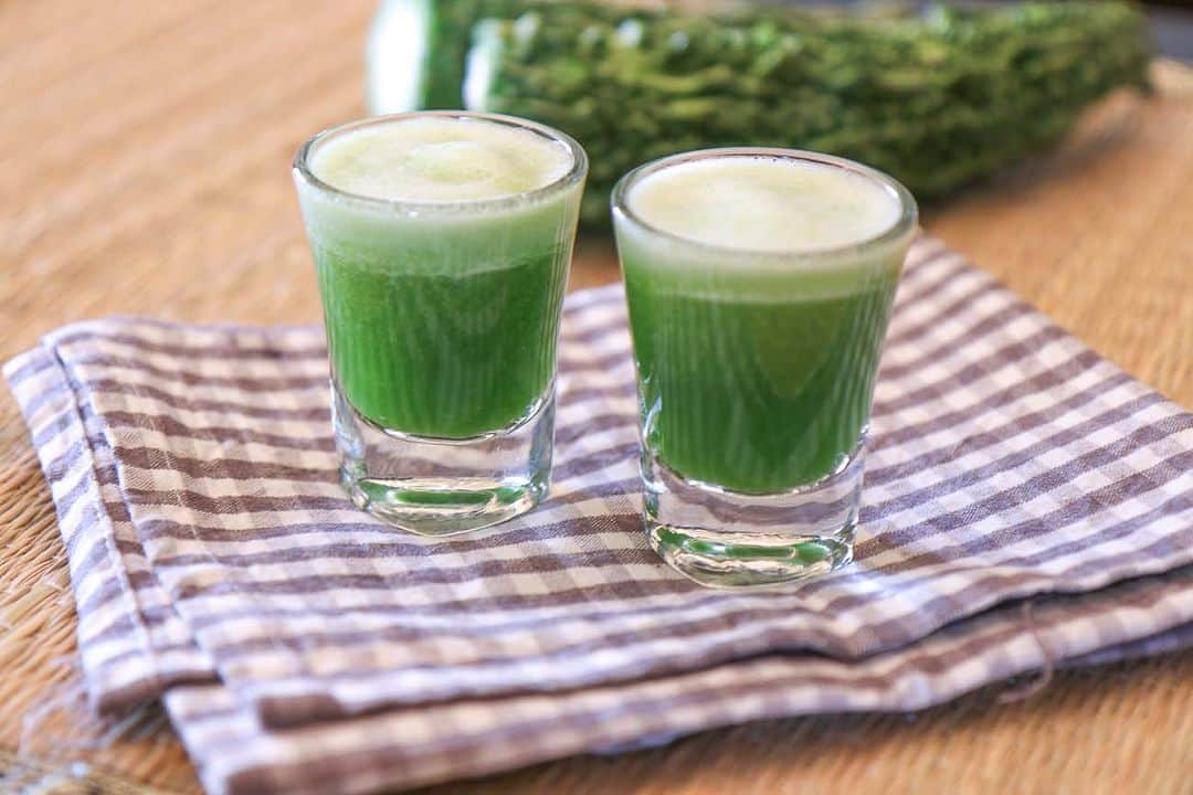 のインスタグラム：「Bitter Gourd Juice is a delicious Juice that you can drink every day for many health benefits. Do give this recipe a try and let us know how you liked it!  Ingredients 2 Karela (Bitter Gourd/ Pavakkai), deseeded 1 Ginger 2 teaspoons Lemon juice 1/2 teaspoon Turmeric powder (Haldi) 1/2 teaspoon Black Salt (Kala Namak) 1 pinch Salt Honey, to taste (optional) Optional Ingredients  Black pepper powder, a pinch Mint Leaves (Pudina), few  👉To begin making the Bitter Gourd Juice Recipe - Karela Juice, get all the ingredients ready. 👉When you cut the bitter gourd to make the juice, do not remove the skin, as the skin has the maximum benefits and is full of nutrients. If the seeds are tender enough then you don't have to remove the seeds as well. 👉Place the bitter gourd and ginger into the Juicer and extract the juice out. The first juice that comes out is very concentrated, so add some water into the juicer and squeeze out the juice from the remaining pulp.  👉Pour the juice into a jar, add all the remaining ingredients including lemon juice, turmeric powder, black salt, honey, salt, black pepper powder, mint leaves and give it a good stir. Check the concentration and add water to adjust. Check the salt and flavor levels and adjust as required. 👉Serve the Bitter Gourd Juice Recipe - Karela Juice immediately for maximum benefits to health and build immunity.」