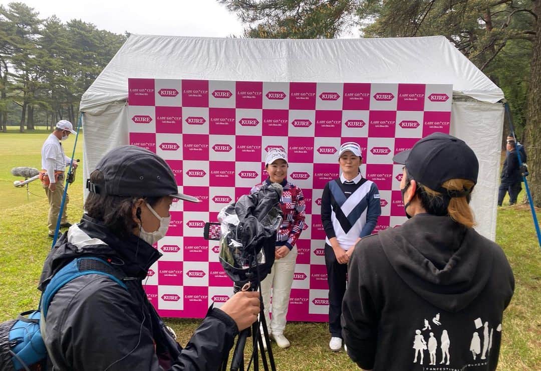 上原彩子さんのインスタグラム写真 - (上原彩子Instagram)「今回、KURE LADY GO CUP 2023に参加させて頂きました！  諸見里しのぶちゃんとのペアマッチ‼︎ チーム沖縄として戦いました。 久しぶりにしのぶちゃんとラウンドができ、楽しいラウンドでした😊 @shinobu_moromizato ありがとうございました😃  日本ツアーに参戦していた時に一緒に戦っていた選手の皆さんにもお会いする事ができ、 お話もできてとても嬉しかったです♪  私達プロゴルファーも、30代、40代と様々な分岐点があり 選択肢も増える中で自分自身がプロとして、 そして女性としてもそれぞれの道を選んで進んでいます。  @LADY GO CUPは、私達プロゴルファーにも新しいチャレンジの場として、とても良い影響を与え、１つのきっかけにもなる素晴らしいイベントでした。  このような素晴らしい発信、企画をしてくれている有村智恵ちゃん、原江里菜ちゃんにも感謝です！ @chiearimura @haraerina_official ありがとうございました😊  私自身も、プロゴルファーとして、また新しいチャレンジが始まる時でもあり、良いきっかけになりました😊  主催の @ladygo.golf 様 共催の呉工業株式会社 様 関係者の皆様、ありがとうございました。  そして佐藤靖子さん、西山ゆかりさん 優勝おめでとうございました👏  #kure556  #ladygo  #kure  #呉工業」4月28日 11時42分 - ayako_uehara.golf