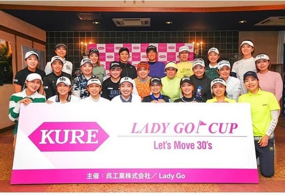 上原彩子のインスタグラム：「今回、KURE LADY GO CUP 2023に参加させて頂きました！  諸見里しのぶちゃんとのペアマッチ‼︎ チーム沖縄として戦いました。 久しぶりにしのぶちゃんとラウンドができ、楽しいラウンドでした😊 @shinobu_moromizato ありがとうございました😃  日本ツアーに参戦していた時に一緒に戦っていた選手の皆さんにもお会いする事ができ、 お話もできてとても嬉しかったです♪  私達プロゴルファーも、30代、40代と様々な分岐点があり 選択肢も増える中で自分自身がプロとして、 そして女性としてもそれぞれの道を選んで進んでいます。  @LADY GO CUPは、私達プロゴルファーにも新しいチャレンジの場として、とても良い影響を与え、１つのきっかけにもなる素晴らしいイベントでした。  このような素晴らしい発信、企画をしてくれている有村智恵ちゃん、原江里菜ちゃんにも感謝です！ @chiearimura @haraerina_official ありがとうございました😊  私自身も、プロゴルファーとして、また新しいチャレンジが始まる時でもあり、良いきっかけになりました😊  主催の @ladygo.golf 様 共催の呉工業株式会社 様 関係者の皆様、ありがとうございました。  そして佐藤靖子さん、西山ゆかりさん 優勝おめでとうございました👏  #kure556  #ladygo  #kure  #呉工業」