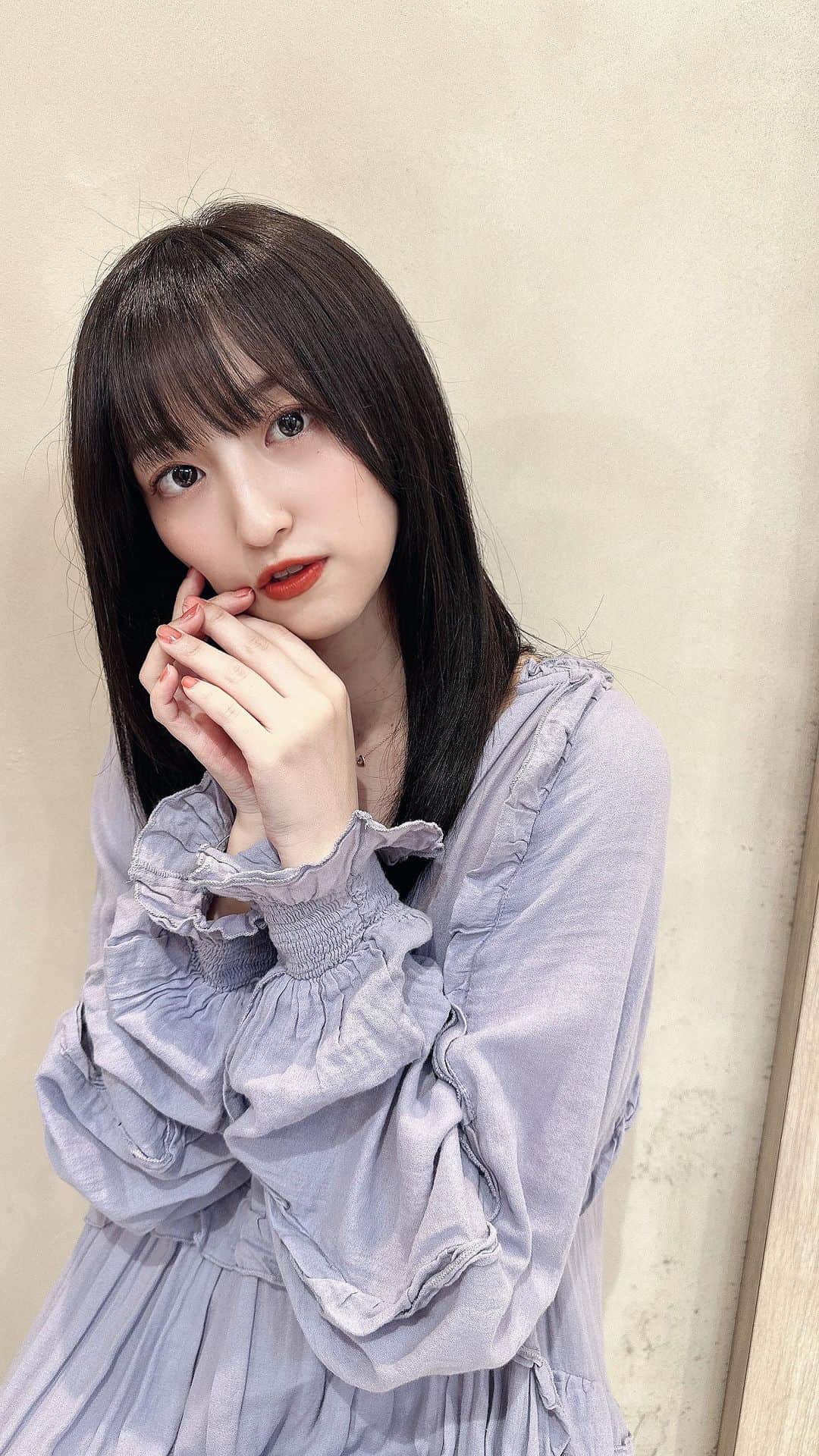 石井陽菜のインスタグラム：「髪暗くしました〜！  いつもダメージを気にしつつカラーをしてくださるので とってもおすすめです🍃  いつもありがとうございます☻ @euphoria.t.iwasaki」