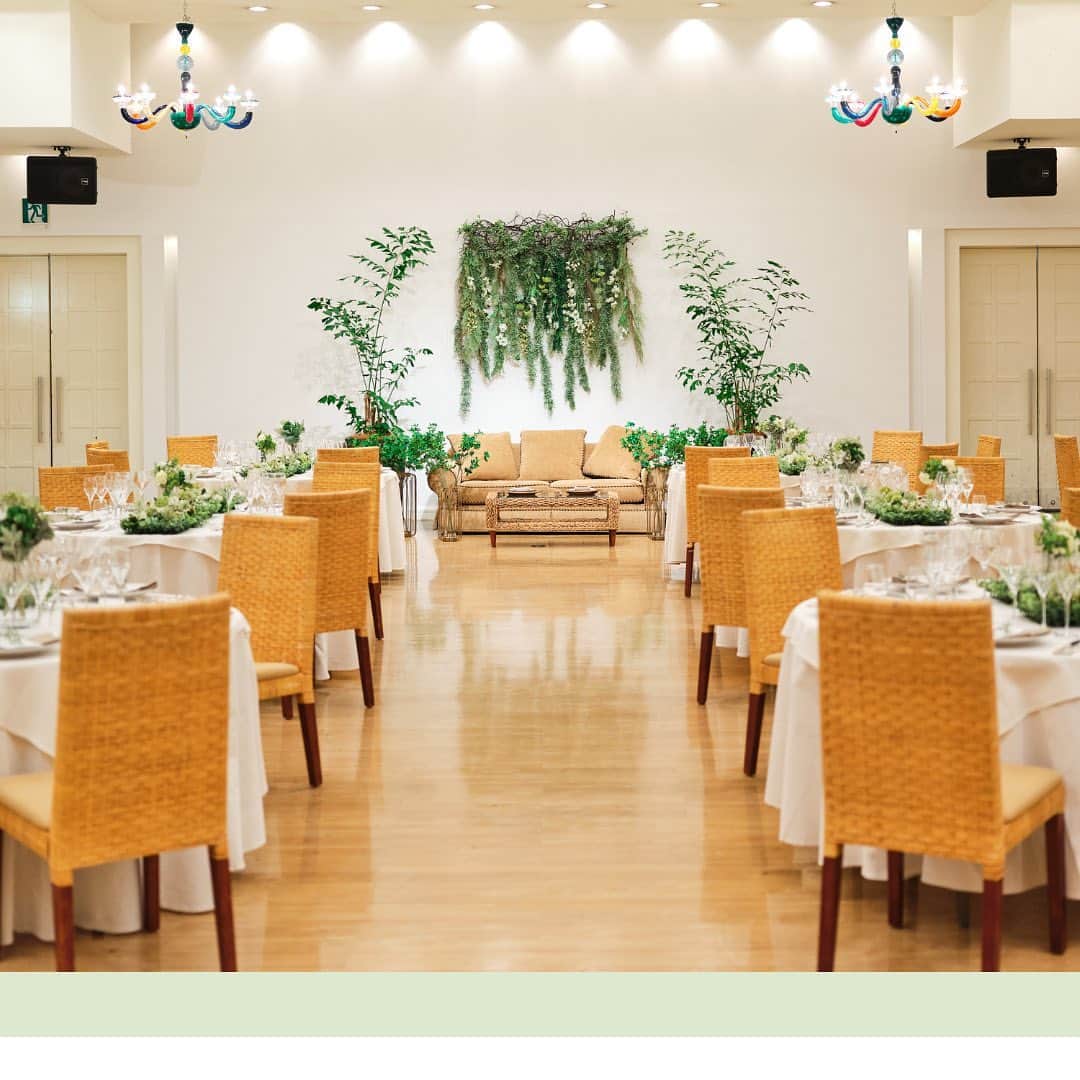 結婚式場 ヴィラ・デ・マリアージュ宇都宮のインスタグラム：「. 　　 villa des colony 🌿 　  白と淡いグリーンのシンプルな色使い の会場です 　　 ペーパーアイテムや会場の装花で おふたりのカラーに染めることができるので オリジナリティをより出しやすい会場です 　　 　　  #ウェディングケーキ #ウェディングケーキデザイン  #プロヴァンス⁡⁡ #フランス⁡⁡ #南フランスの街⁡⁡⁡ #ヴィラデマリアージュ⁡⁡⁡⁡⁡⁡⁡ #ヴィラデマリアージュ宇都宮⁡⁡⁡⁡⁡⁡⁡ #自然⁡ #ナチュラルウエディング⁡ #宇都宮結婚式⁡⁡⁡⁡ #那須結婚式⁡⁡⁡⁡⁡ #栃木結婚式⁡⁡⁡⁡⁡⁡⁡ #宇都宮結婚式場⁡⁡⁡⁡⁡⁡⁡ #那須結婚式場⁡⁡⁡⁡⁡ #栃木結婚式場⁡⁡⁡⁡⁡⁡⁡ #那須ウエディング⁡⁡⁡⁡⁡ #宇都宮ドレスショップ⁡⁡⁡⁡⁡⁡⁡ #ウェディングドレス  #栃木ドレスショップ⁡⁡⁡⁡⁡⁡ #ヴィラ花嫁⁡⁡⁡⁡⁡⁡⁡ #宇都宮花嫁⁡⁡⁡⁡⁡⁡⁡ #栃木花嫁⁡⁡ #宇都宮レストラン⁡ #栃木レストラン⁡ #宇都宮カフェ⁡ #栃木カフェ」