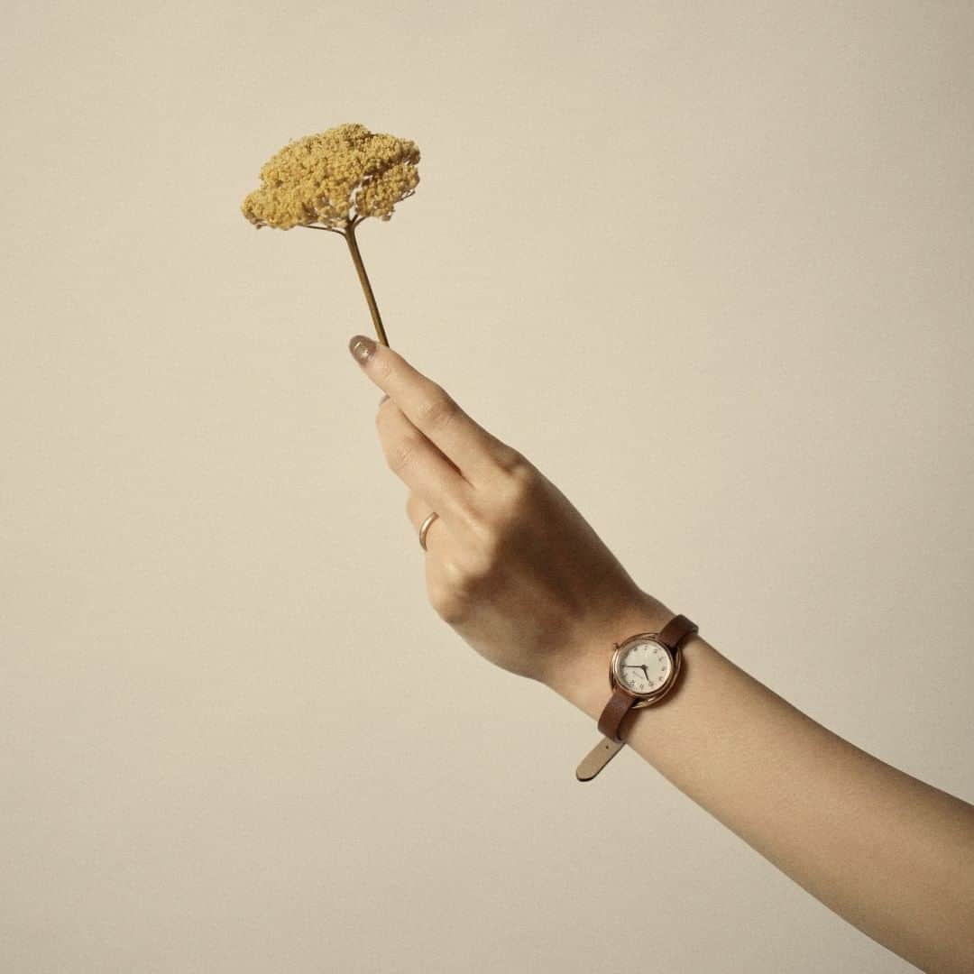TiCTACさんのインスタグラム写真 - (TiCTACInstagram)「気軽にベルトの着せ替えが楽しめる🕊注目ブランド「MATOW（纏う）」を4店舗で5/2(火)～期間限定発売！  くすみカラーで肌なじみのいい日本人女性によって丁寧に作られたジャパンメイドの腕時計🧺 日本の季節をイメージした2種のケースと、季節の花の名前を冠した8種類の引き通しベルトからなる「Shiki Changeable Collection」の他、「MATOW ACCESSORY 」からウォッチベルトにもなる、流れるような曲線の2WAYバングルをお取扱いします。  【販売期間】 5月2日(火)～5月28日(日)   【取扱店舗】 チックタック吉祥寺パルコ店 トルク新宿ルミネエスト店 トルク大宮ルミネ店 トルク横浜ルミネ店   #手元コーデ #watchcollector #腕時計好き #手元くら部 #腕時計 #時計 #watch #腕時計好きと繋がりたい #matow #淡色 #淡色女子 #淡色コーデ #淡色カフェ #カフェ好き #カフェ好きな人と繋がりたい #アクセ #ネイル #手元 #手元クラブ #きょこ #ootd」4月28日 11時43分 - tictac_press