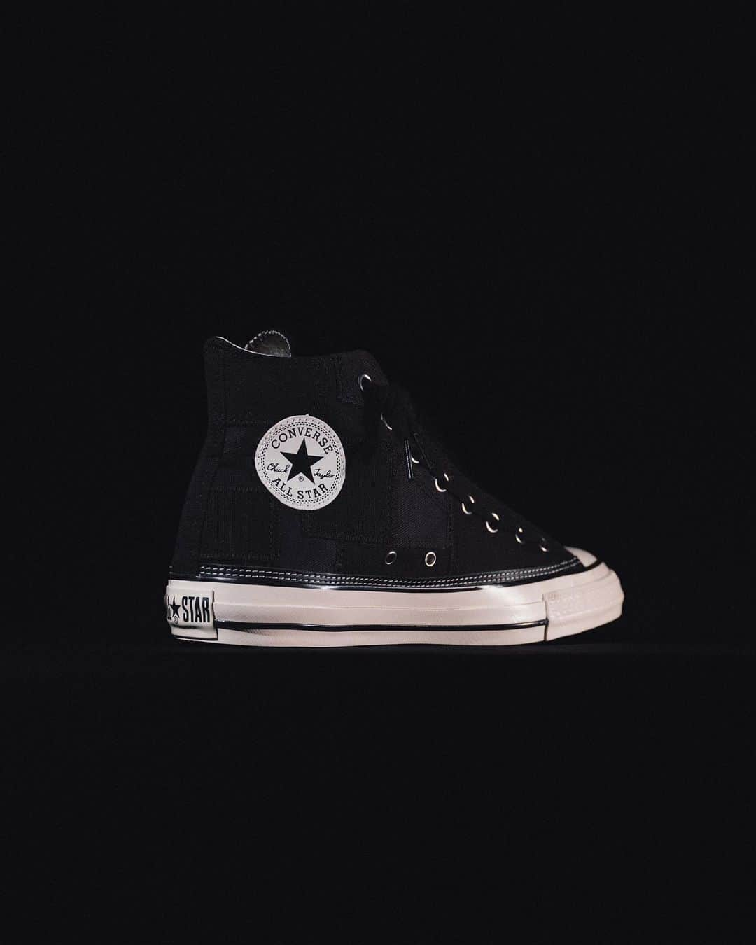 ミタスニーカーズさんのインスタグラム写真 - (ミタスニーカーズInstagram)「CONVERSE ALL STAR US HI WLMS "WHIZLIMITED x mita sneakers"  普遍的デザインを再構築した力作  永世定番のオールスターを題材とし、古き良きアメリカのヴィンテージテイストを追求した「U.S. ORIGINATOR」コレクション。ラバーソールの艶出し加工やコットンシューレース仕様など、デッドストックさながらの風合いを醸し出すこだわりのスペックを搭載しているが特徴。本作は、＜WHIZLIMITED＞と『mita sneakers』がチームアップした三者によるコラボレーションモデル第2弾。12ozキャンバス、FOGキャンバス、コットンツイル、リップストップといった質感が異なる生地をパッチワークで構成したオリジナルのテキスタイルをまとい、スムーズな脱ぎ履きを可能にする取り外し式のジッパーユニットを搭載してモディファイ。さらに、ヒール側面に“ハートビート”の刺繍をあしらって特別感を演出。普遍的なデザインをベースにしながら多彩なアプローチで再構築したスペシャルな1足。  Photo - @yutto0129」4月28日 11時44分 - mitasneakers