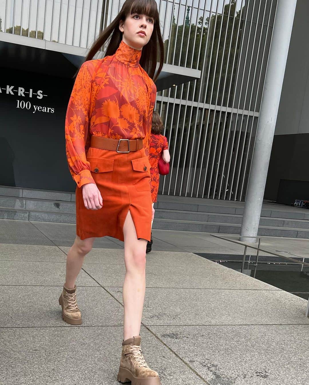 eclat.magazineさんのインスタグラム写真 - (eclat.magazineInstagram)「ブランド設立100周年を迎えたアクリス。23年AWコレクションのショーが、東京・上野にある法隆寺宝物館の中庭で行われました。 ⁡ 冨永愛さんがファーストルックを飾り始まったショー。インスピレーションは、女性が初めて能動的に服を選んだ時代・1970年代のアーカイブのパターン。 ⁡ 70年代のアブラハム社のフラワープリントをベースにしていたり、フレアラインのパンツがワントーンのスパイスになっていたり。エネルギーが溢れてました！（本誌編集長K藤） ⁡ ⁡ #アクリス #akris #akris100years #2023AW #雑誌エクラ #エクラ #eclatmagazinejp」4月28日 11時45分 - eclat.magazine