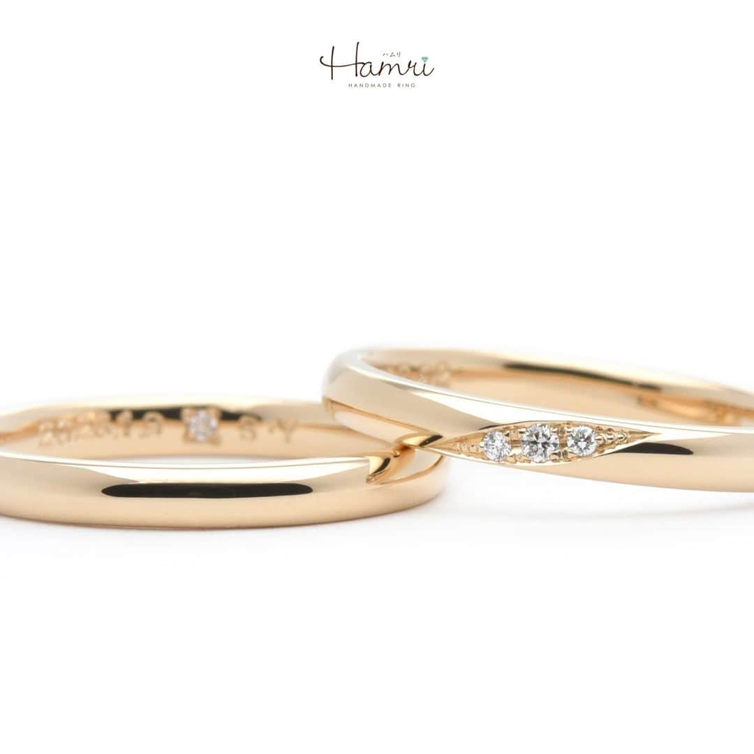 結婚指輪・婚約指輪『Hamri(ハムリ)』さんのインスタグラム写真 - (結婚指輪・婚約指輪『Hamri(ハムリ)』Instagram)「【イエローゴールドの指輪をご紹介です】  シンプルな甲丸のデザインを、  肌馴染みの良いアンティークゴールドのお色味でお作りいただきました。  ご新婦様の指輪の真ん中には、流れるようにダイヤモンドが３つ留まっております。  そのうちの1つは、ツインダイヤモンドと言われる１つの原石から取り出した２粒のダイヤモンドです。  もう一方のダイヤモンドは、ご新郎様の内側に留まっており  離れていても、お互いのことを感じられる素敵なデザインです♡  また内側にはお二人の記念日とイニシャルが刻印され、  シンプルな形状ですが、おふたりの想いがつまった  長く身につけるのに飽きのこないデザインです。  ご結婚おめでとうございます！  💓ふたりらしい指輪と想い出を💓 @hamri_omotesando ==========================  ♦︎♢作成中の写真や動画を撮影、全データプレゼント♢♦︎  DMやLINEでのご相談お待ちしております♥ ⇒@hamri_omotesando  ❁・❁・❁・❁・❁・❁・❁・❁・❁・❁・❁  ＊セットリング5%OFF＊  @hamri_omotesando  Hamri「ハムリ」  〒150-0001 東京都渋谷区神宮前5-11-11 2F  tel 0120-121-175 hp https://hamri.jp/  open 11:00〜19:00 close 火/水　祝日営業  ❁・❁・❁・❁・❁・❁・❁・❁・❁・❁・❁  #手作り結婚指輪 #手作り婚約指輪 #結婚指輪#マリッジリング #エンゲージリング #プレ花嫁 #Hamri #Hamri表参道 #オーダーメイドリング #鋳造 #ブライダルリング #ペアリング #鎚目リング #プラチナリング #ピンクゴールド #シャンパンゴールド #ゴールドリング #コンビネーションリング #2023wedding #2023春婚 #2023夏婚 #プレ花嫁準備 #プレ花嫁と繋がりたい #結婚指輪探し #結婚指輪選び #結婚準備  《Hamri検索タグ》  #Hamriデザイン #Hamri指輪作り #Hamri花嫁」4月28日 11時49分 - hamri_omotesando