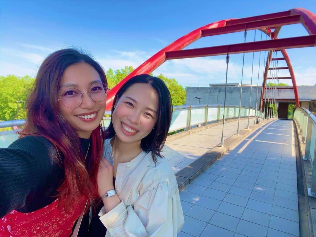 エマ中岡優姫のインスタグラム：「この前の桜祭りで 高校の時の同級生に ばったり❤️ いやー、何年振りっ！✨ ランチに行って むっちゃたくさん話して 最後は田舎のおばあちゃんみたいに バス停のベンチに座って 語りましたw 15年振り？くらいなのに ふつーに話せる感じ まじ最高❤️ 料理も美味しくて 幸せでしたっ😋 #三次市  #ランチ  #同級生」