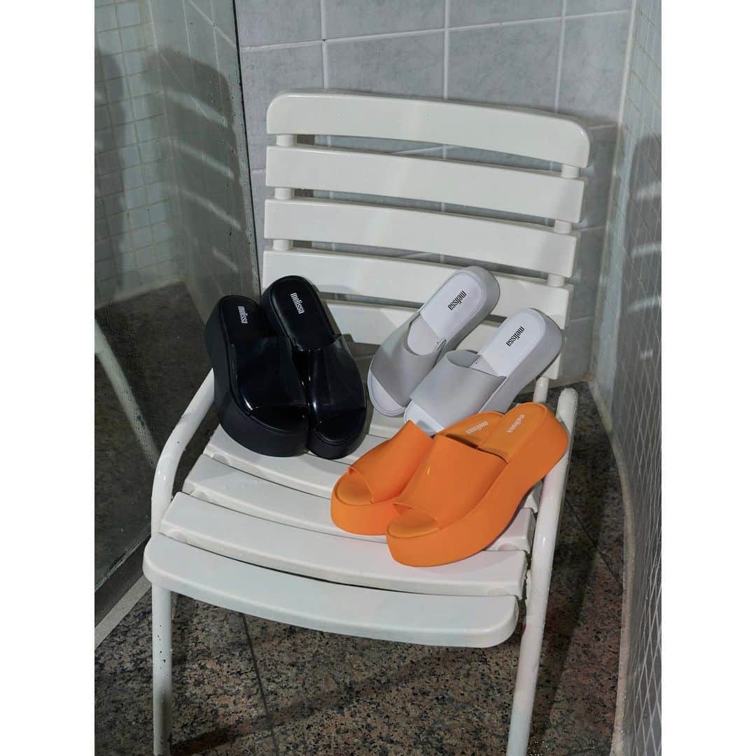 のインスタグラム：「【NEW ARRIVAL】 ✔︎MELISSA BECKY 🟠オレンジはPAMEO POSE限定カラー シンプルで使いやすいプラットフォームサンダルが、WEB・店舗にて入荷いたしました。 ソールは超軽量フォームを採用しているので、歩きやすさも抜群です。 #melissa #melissashoesjapan」