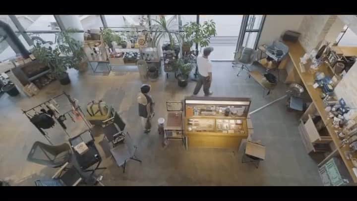 UNBY GENERAL GOODS STOREのインスタグラム：「兵庫県三田市、青野ダムの目の前に位置するUNBY(アンバイ)ジェネラルグッズストア。  まるで海外のお店ようなロケーション、お店の天井まで続く窓からみえる水辺と山のコントラスト。 ここにしかない、贅沢な空間になっています。  ところせましといわんばかりにアウトドアグッズやリュック、世界中から選んだ雑貨たちが並びます。 シーズンごとにイベントがあり、自分たちが行きたいお店になっています。  G.WはアウトドアブランドMINIMAL WORKSの POP UPイベントや、くじ引きなどの楽しい企画を詰め込みました。遊びの計画をたてに、どうぞお立ち寄りくださいませ！  気のいいスタッフたちとお待ちしています。  . . . . #unby #as2ov #minimalworks #unbygeneralgoodsstore  @unby_sanda」