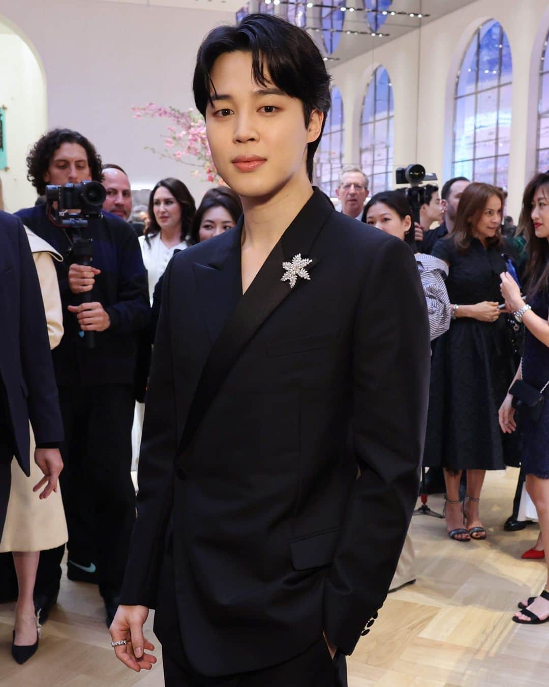 E! Onlineさんのインスタグラム写真 - (E! OnlineInstagram)「You want #Jimin, we'll give you Jimin. 🤩 The BTS star stopped by the reopening of @tiffanyandco's NYC Flagship Store.(📷: Getty)」4月28日 12時00分 - enews