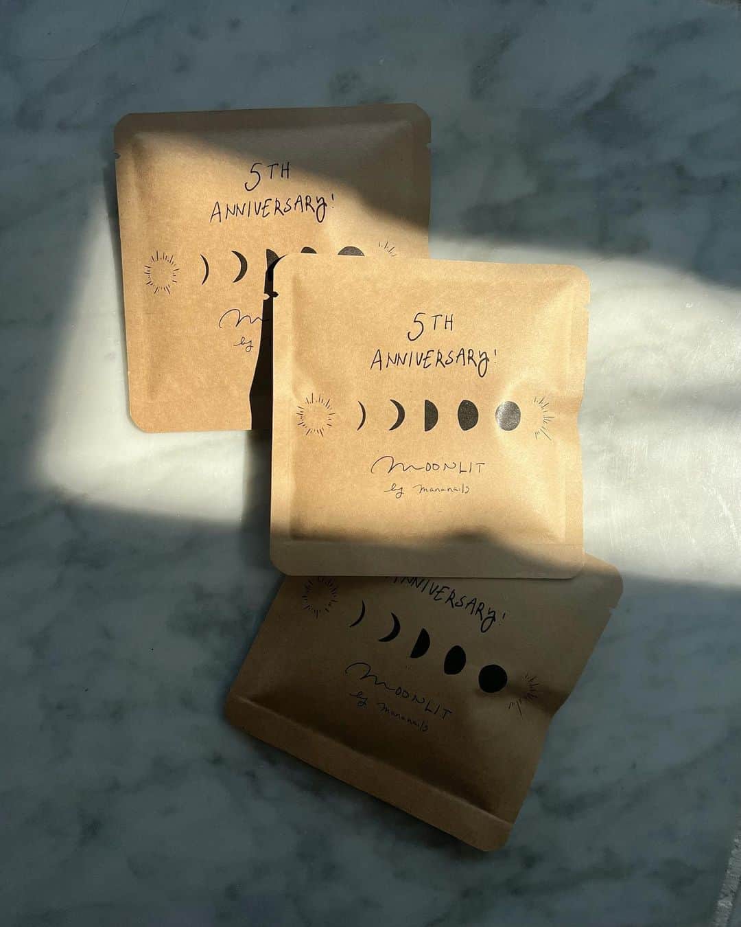 のインスタグラム：「MOONLIT 5th ANNIVERSARY🌙💐  本日4/28でMOONLITは5周年を迎えることができました🥹🌙 毎月ご来店くださるお客様、特別な日にお選びいただくお客様、フォローしてくださっている皆さま、MOONLITのデザインが好きと言ってくださる方、全ての方に感謝です。 2018年にOPENしてからあっという間の5年間でした！  本日よりMOONLIT表参道店にご来店のお客様にはノベルティのバスソルトをお渡しいたします🛀(パッケージはManamiの手描きです✍🏻💕)  これからもMOONLITスタッフみんなでもっとよくしていけるよう、皆様をHappyに出来るよう精神してまいります。 6年目のMOONLITもよろしくお願いいたします✨  @moonlit_bymananails」