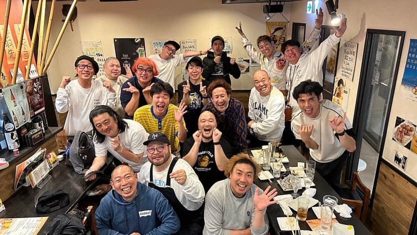 レイザーラモンHGさんのインスタグラム写真 - (レイザーラモンHGInstagram)「約4年ぶりの開催となった「一発屋会」に平成を彩った漢たちが集結！とにかく明るい安村の快挙とクマムシの入会を祝してルネッサンス乾杯でスタートしてゲッツ締めでフィニッシュ！！  同じ境遇を味わった仲間たちが居たから一発屋であることから逃げずに受け入れ、前を向くことができた。ただの職場仲間とは違う特別な存在。現場で会えば嬉しくなるし、頼もしく思える。兎にも角にも最高フォー！  #三瓶 #ダンディ坂野 #レギュラー #長州小力 #レイザーラモンhg #デッカチャン #小島よしお #ムーディ勝山 #ゆってぃ #髭男爵  #クールポコ #ジョイマン #大西ライオン #クマムシ #一発当てた順」4月28日 12時07分 - razorramonhg