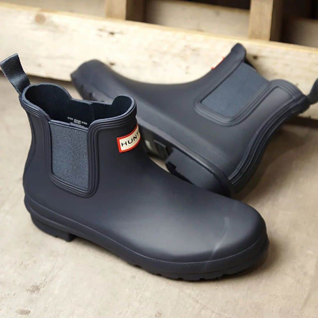 のインスタグラム：「【HUNTER】  ■W ORIGINAL CHELSEA NAVY [WFS2078RMA-NVY] （NAVY）  長年定番として売れ続けていた『CHELSEA』がリニューアル！ 従来の伝統的スタイルはそのままに、履き心地やフィット感がより良く生まれ変わりました。  ✓https://bit.ly/3oOWPQW  #HUNTER #ハンター #ロコンド #locondo」
