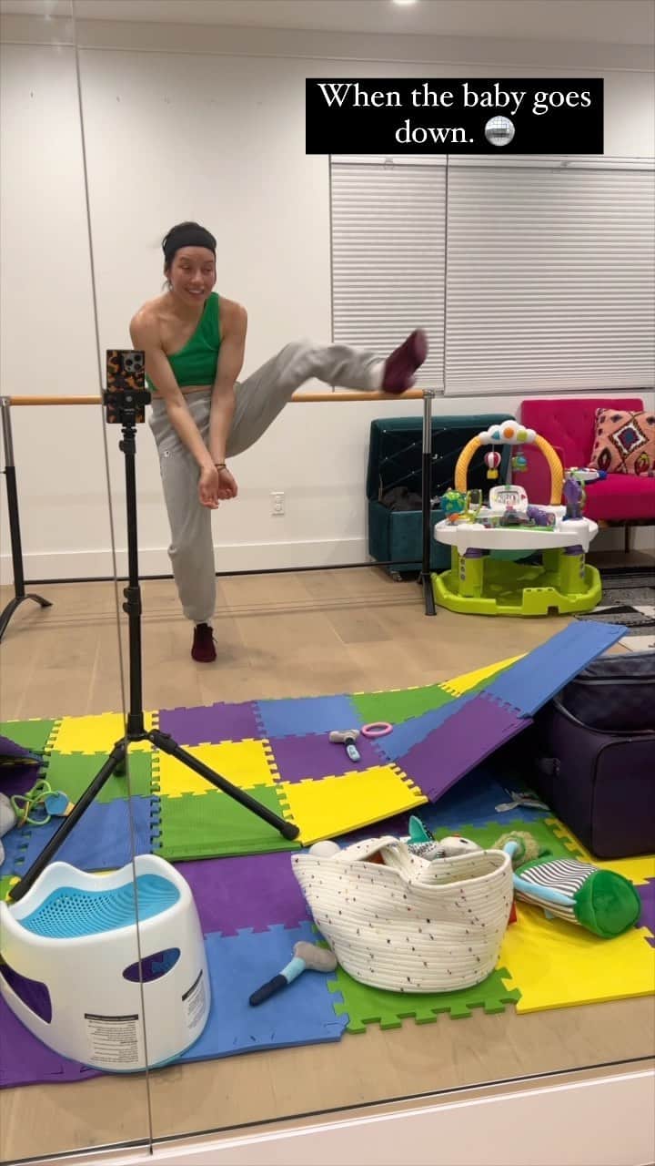 ジェシカのインスタグラム：「I hope I didn’t pop my stitches on my back 🤷🏻‍♀️」